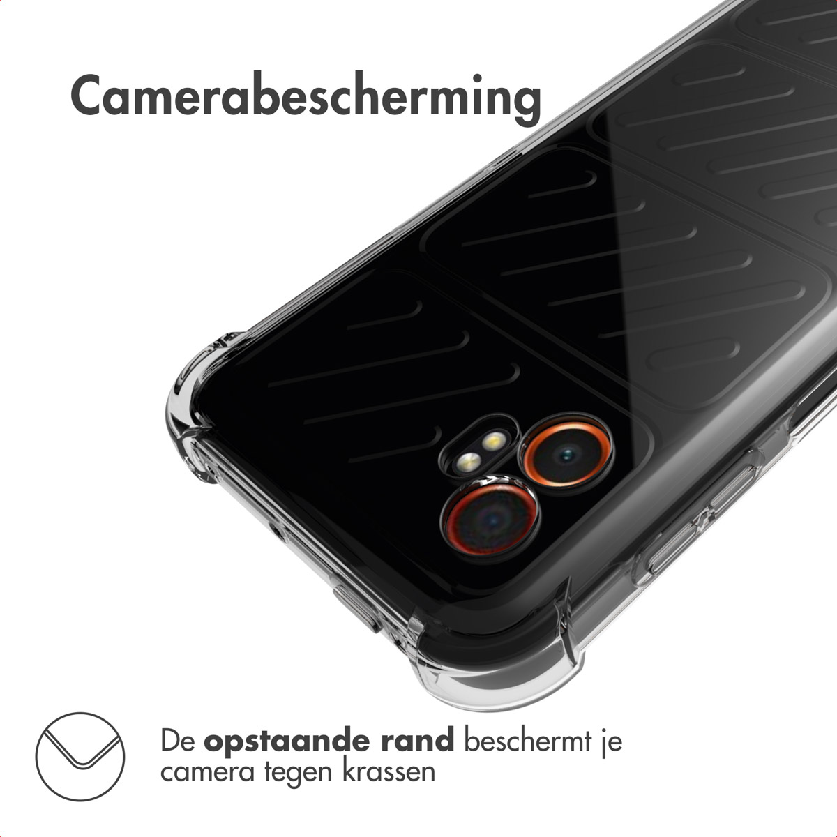 Una custodia trasparente protegge un telefono nero. La custodia ha un bordo rialzato. L'obiettivo della fotocamera è visibile. Testo: Protezione fotocamera.