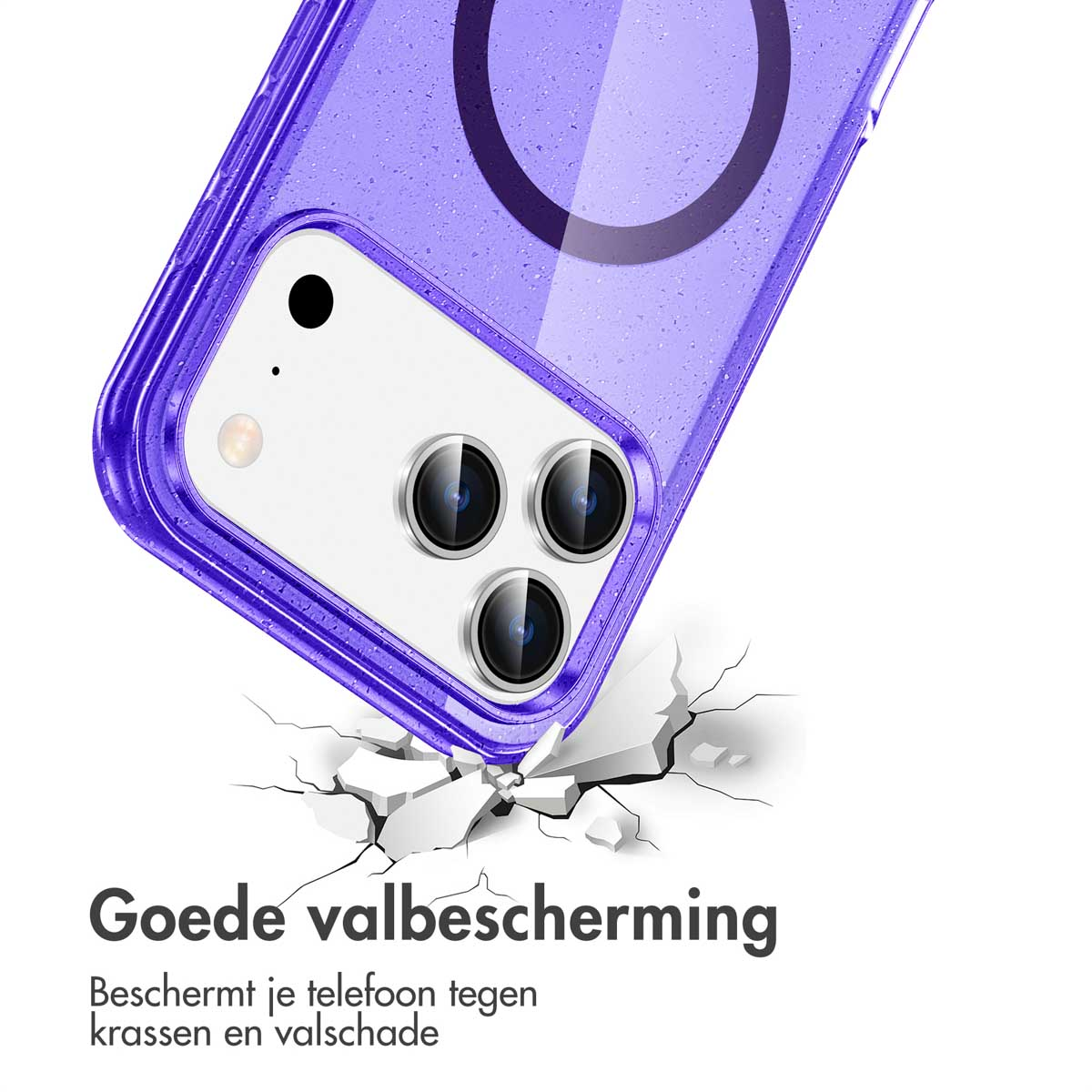 Un étui de téléphone violet protège un téléphone. Le téléphone est blanc avec 3 caméras. L'étui est fissuré après l'impact.