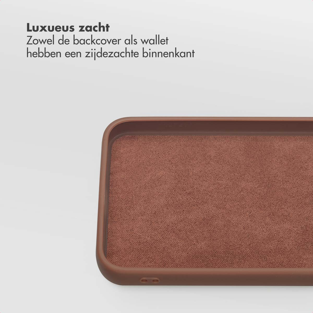 Close-up van een bruine telefoonhoes met een zachte, getextureerde binnenvoering. De achtergrond is effen wit.