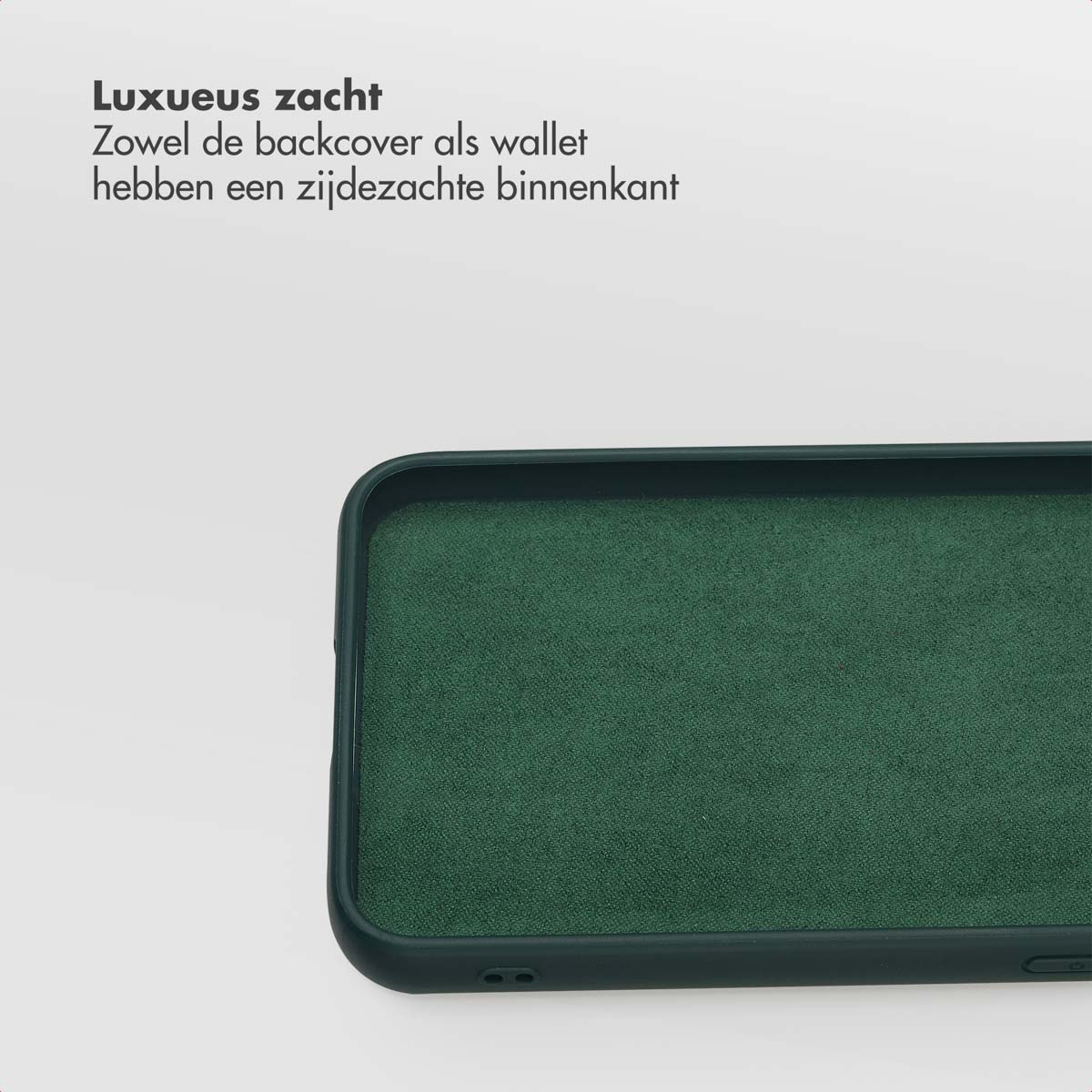 Een close-up van een donkergroene telefoonhoes. De hoes heeft een zacht, fluwelen interieur en ligt op een witte ondergrond.