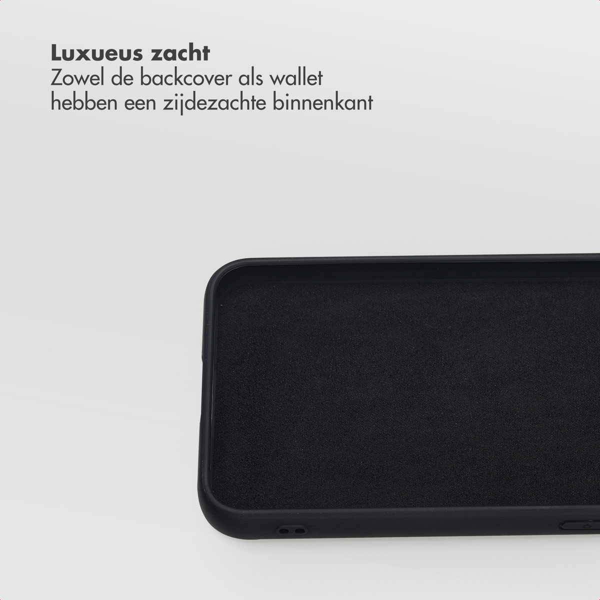 Een zwarte telefoonhoes met een getextureerd interieur ligt op een wit oppervlak. Het interieur van de hoes is zichtbaar, met tekst op de achtergrond.