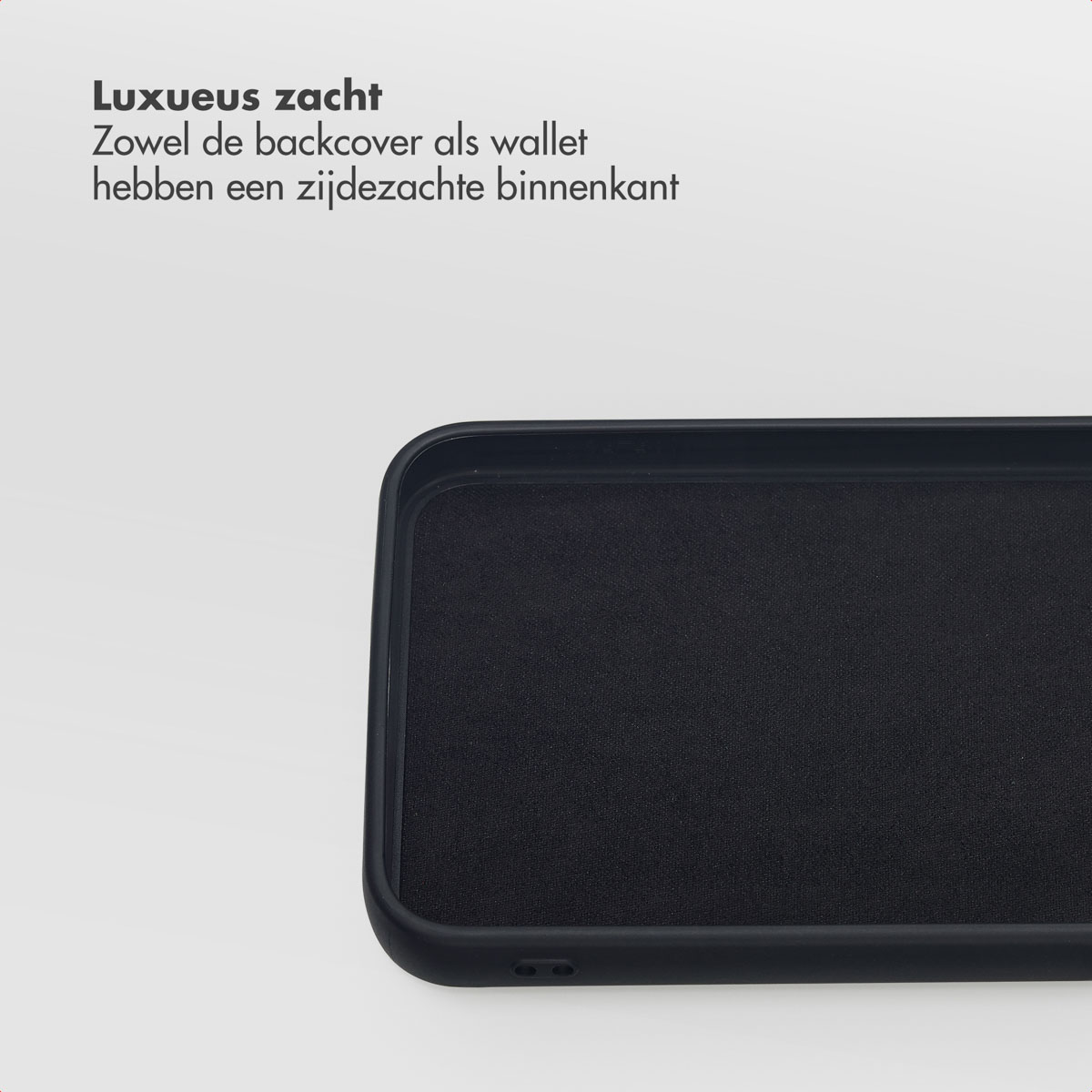 Een zwarte telefoonhoes met een getextureerd interieur. De achtergrond is wit. Nederlandse tekst bovenaan.