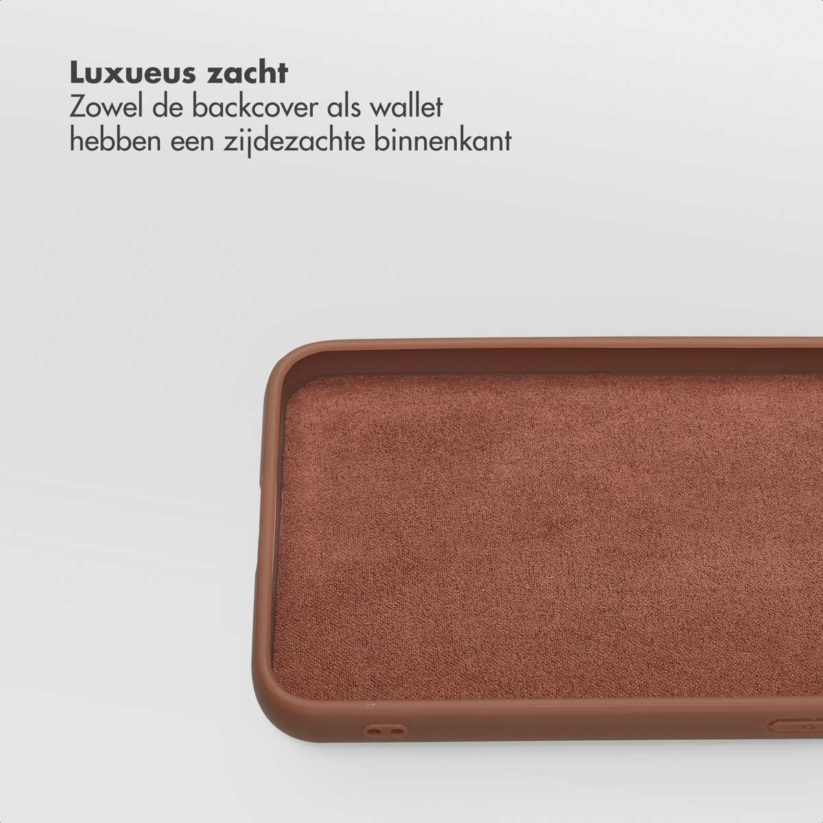 Een bruine telefoonhoes op een witte achtergrond. De hoes is open en toont een gestructureerd interieur. Tekst linksboven.