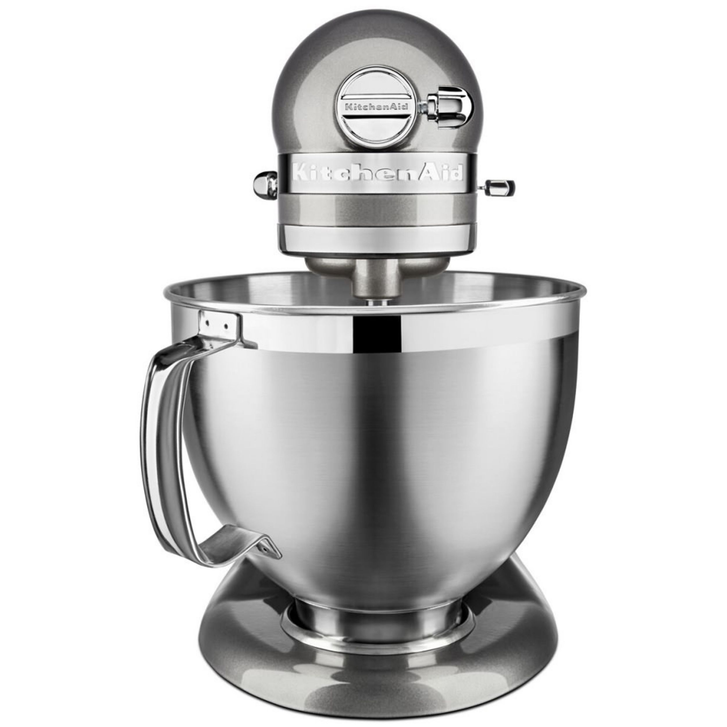 Ein silberner KitchenAid-Küchenmixer. Er hat eine große Rührschüssel, einen Motorkopf und ein KitchenAid-Logo.