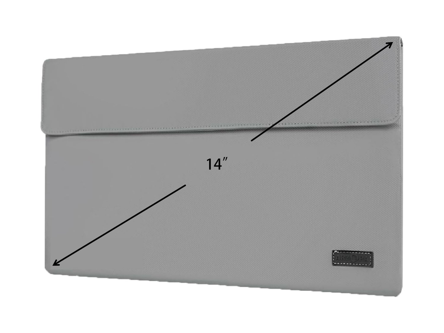 Una custodia grigia per laptop con un'etichetta di misurazione da 14". La custodia è chiusa con una patta e ha un piccolo logo.