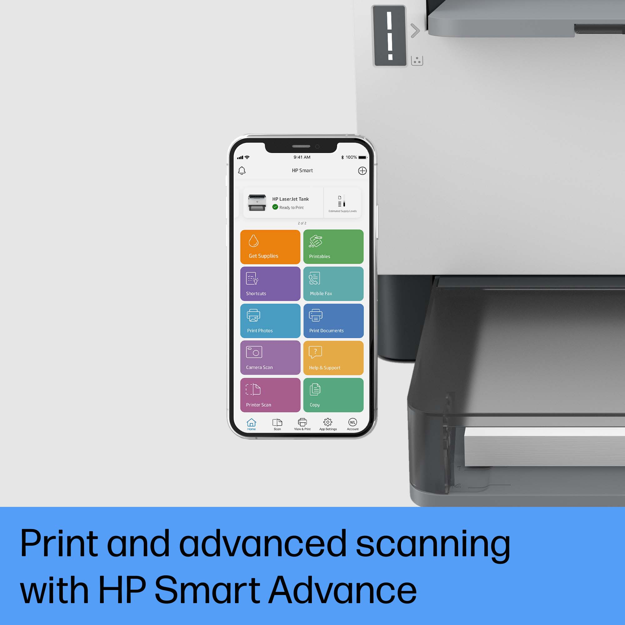 Ein Smartphone zeigt die HP Smart-App neben einem Drucker. Der Bildschirm zeigt Druckerfunktionen wie Drucken und Scannen.