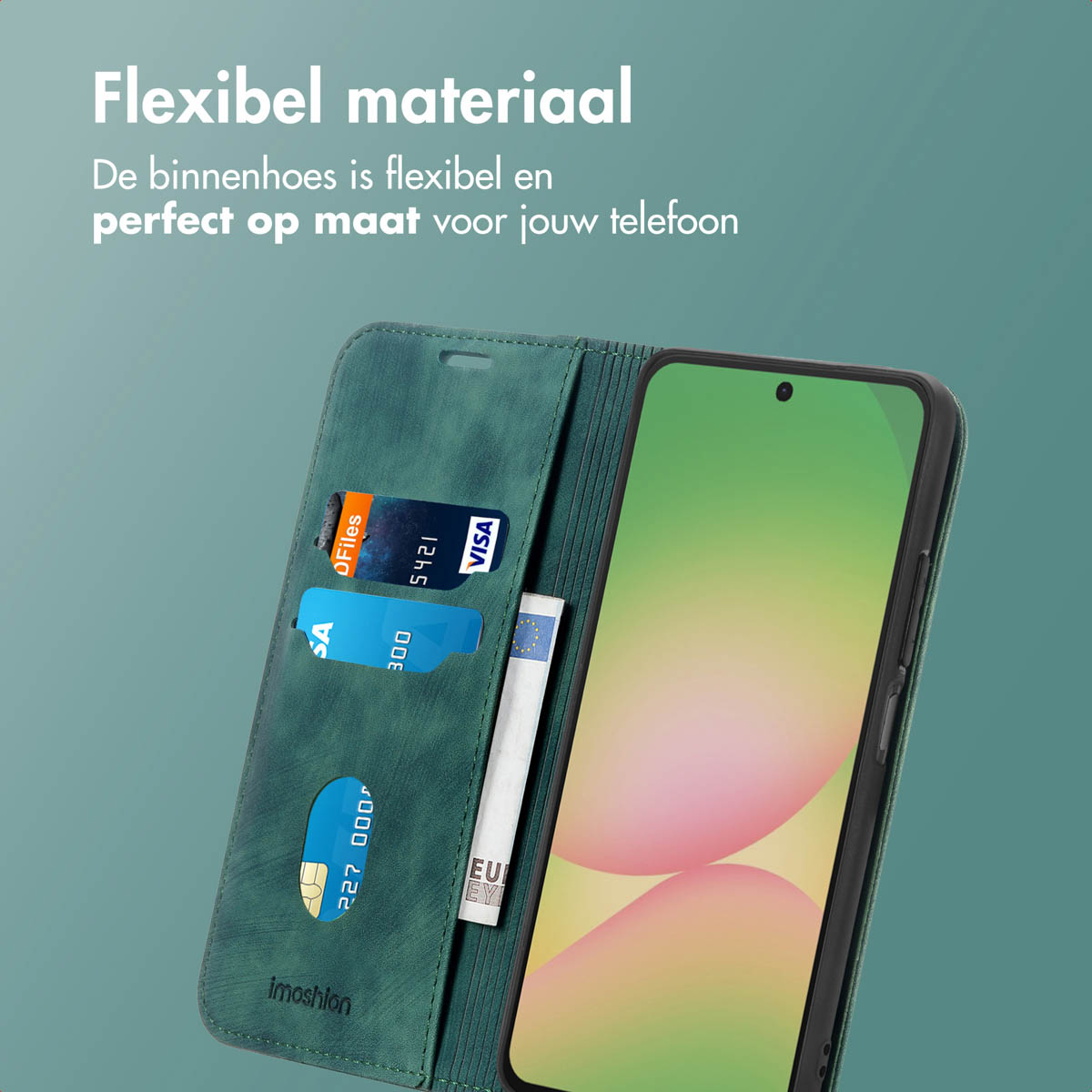 Un étui de téléphone avec des cartes et un téléphone. Étui vert avec cartes de crédit et un billet en euros. L'écran du téléphone affiche une image abstraite.