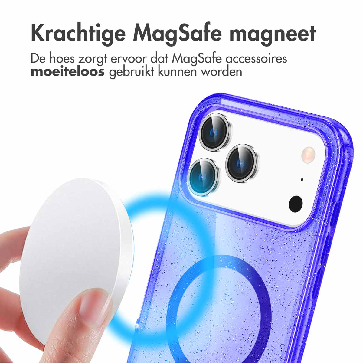 Une main tient un accessoire MagSafe blanc près d'un téléphone dans un étui bleu. Des lignes de champ magnétique bleues montrent l'attraction.