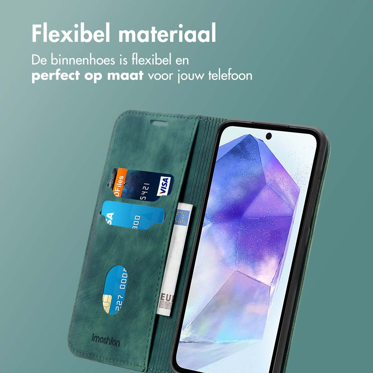 Un étui de téléphone vert avec un téléphone à l'intérieur. Des cartes de crédit et un billet sont visibles. Le texte sur l'étui dit "Flexibel materiaal".