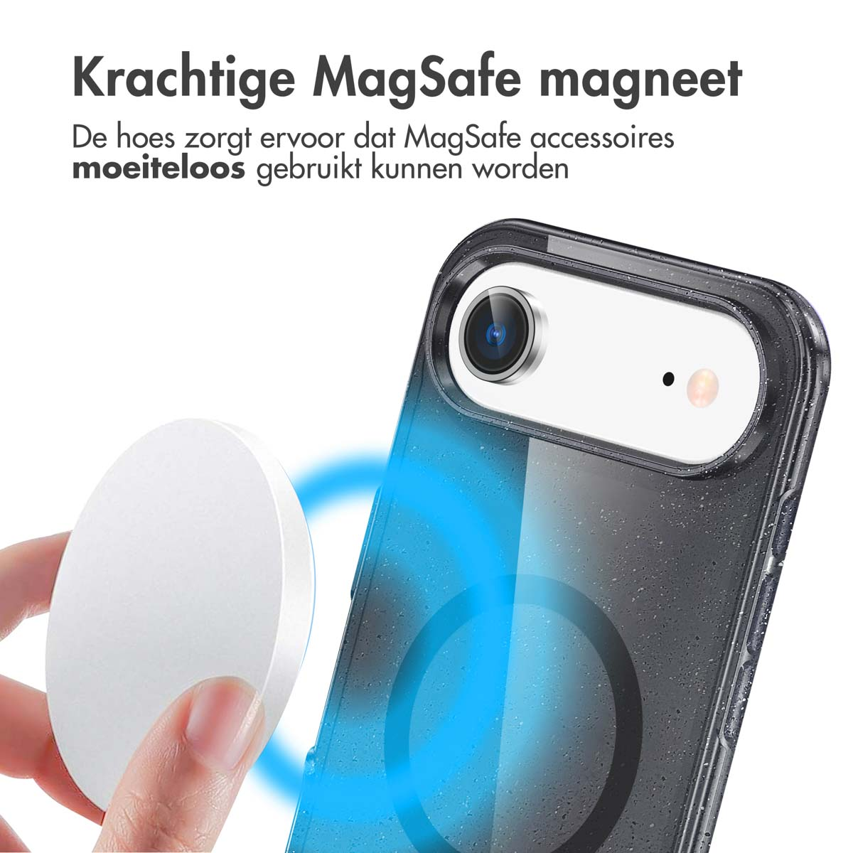 Een hand houdt een witte schijf in de buurt van een telefoonhoesje. Blauwe magnetische krachtlijnen tonen de verbinding. Tekst: 'MagSafe magneet'.