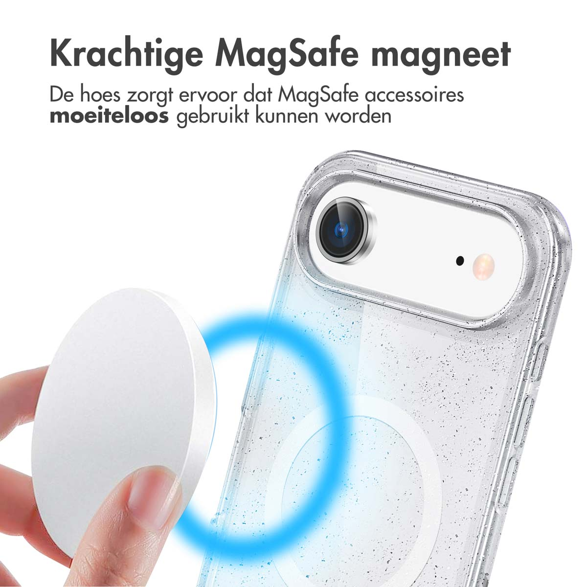 Een hand houdt een witte magnetische schijf in de buurt van een telefoon in een doorzichtige hoes. Een blauwe ring geeft de magnetische verbinding aan.