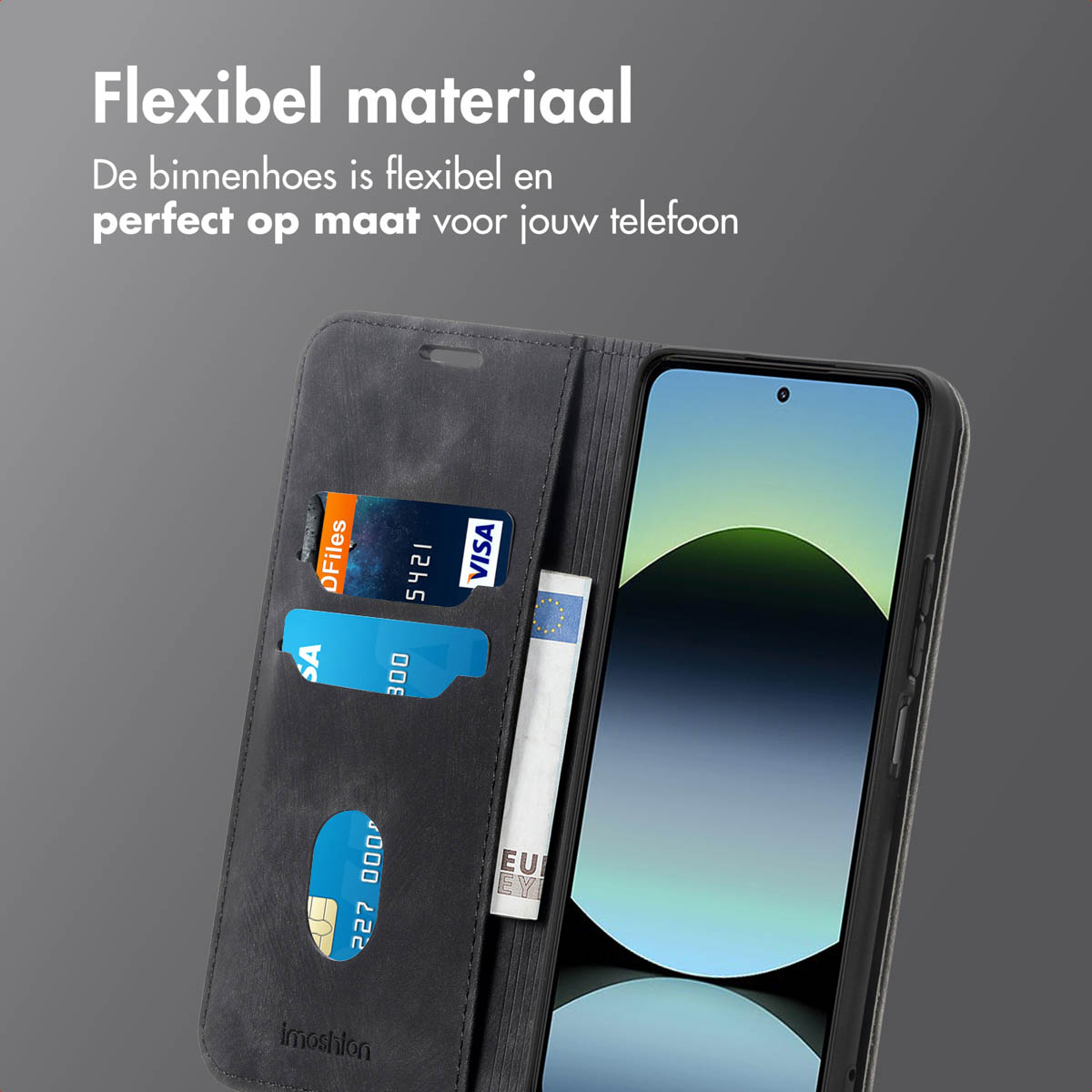 Een telefoonhoesje met een telefoon erin. De hoes heeft kaartsleuven met kaarten. Het telefoonscherm staat aan.