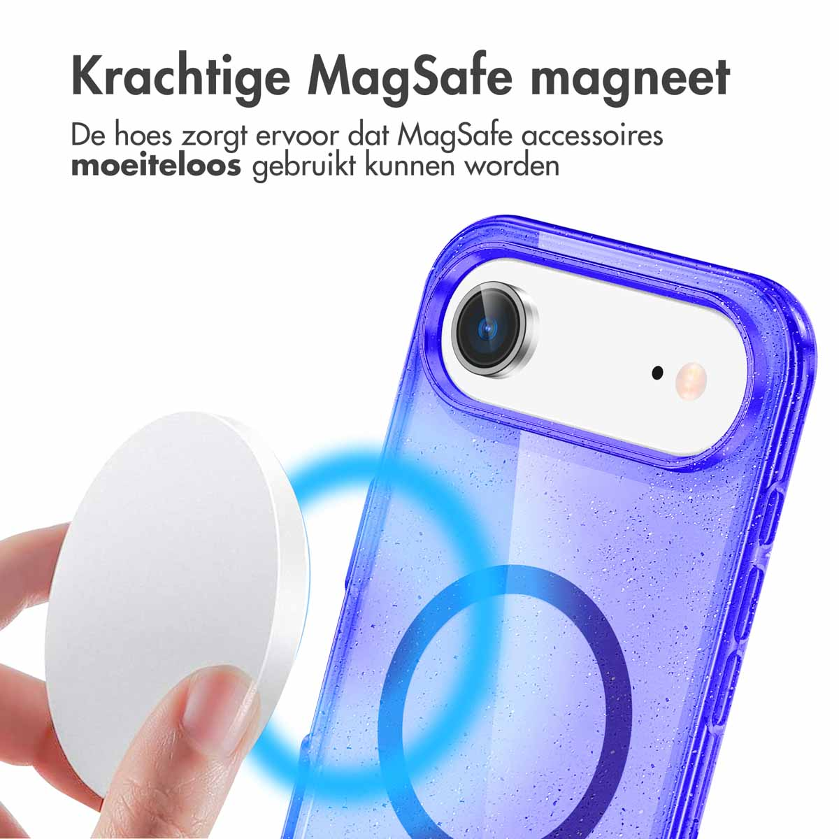 Hand houdt een witte MagSafe-oplader vast in de buurt van een telefoon in een blauwe hoes. Blauwe magnetische veldlijnen zijn zichtbaar. Tekst bovenaan.