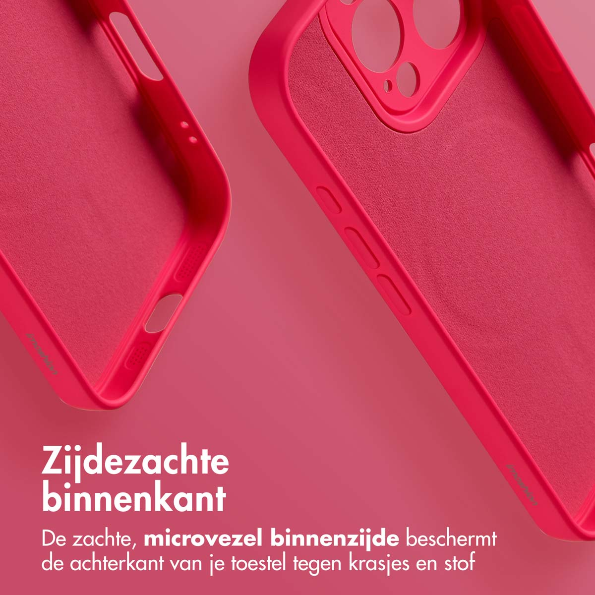 Close-up van twee felroze telefoonhoesjes. De hoesjes zijn van zacht materiaal, de binnenkant is microvezel.
