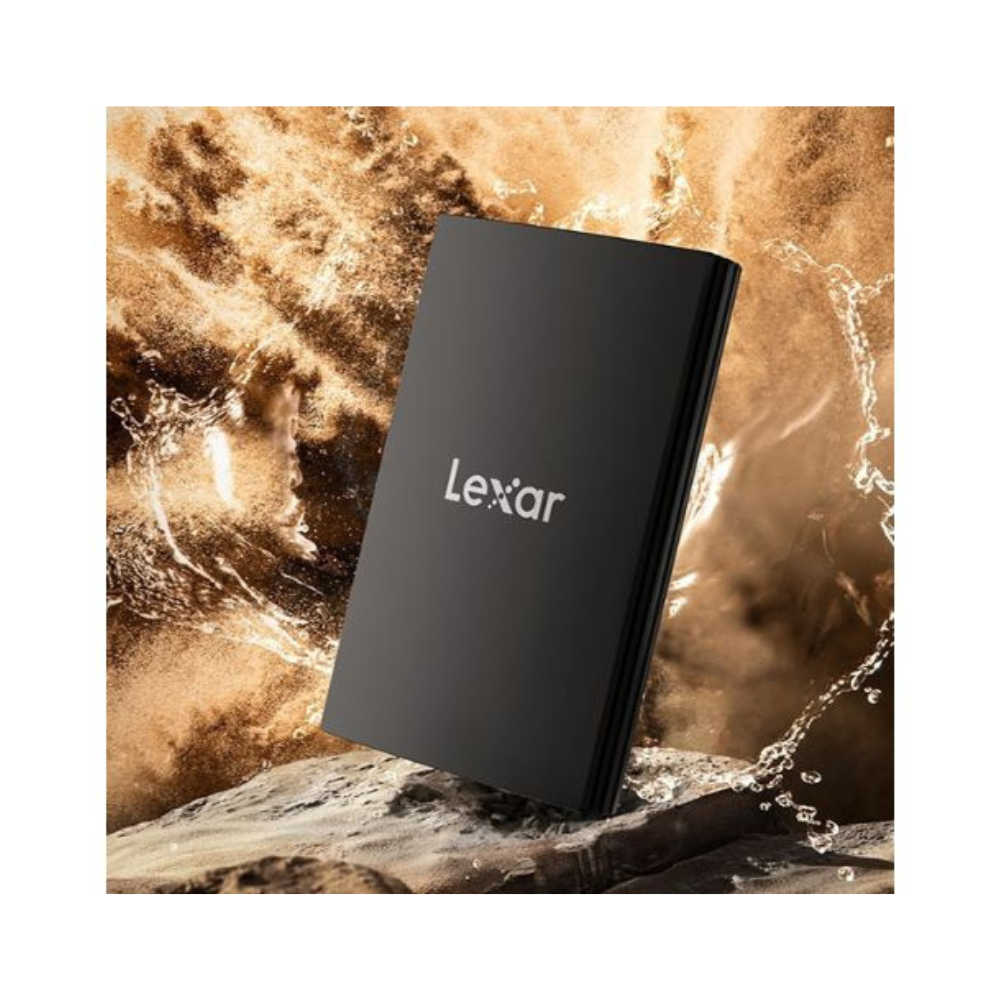 Czarny zewnętrzny dysk twardy Lexar jest wyświetlany z rozpryskującą się wokół wodą, na tle teksturowanego brązowego tła.