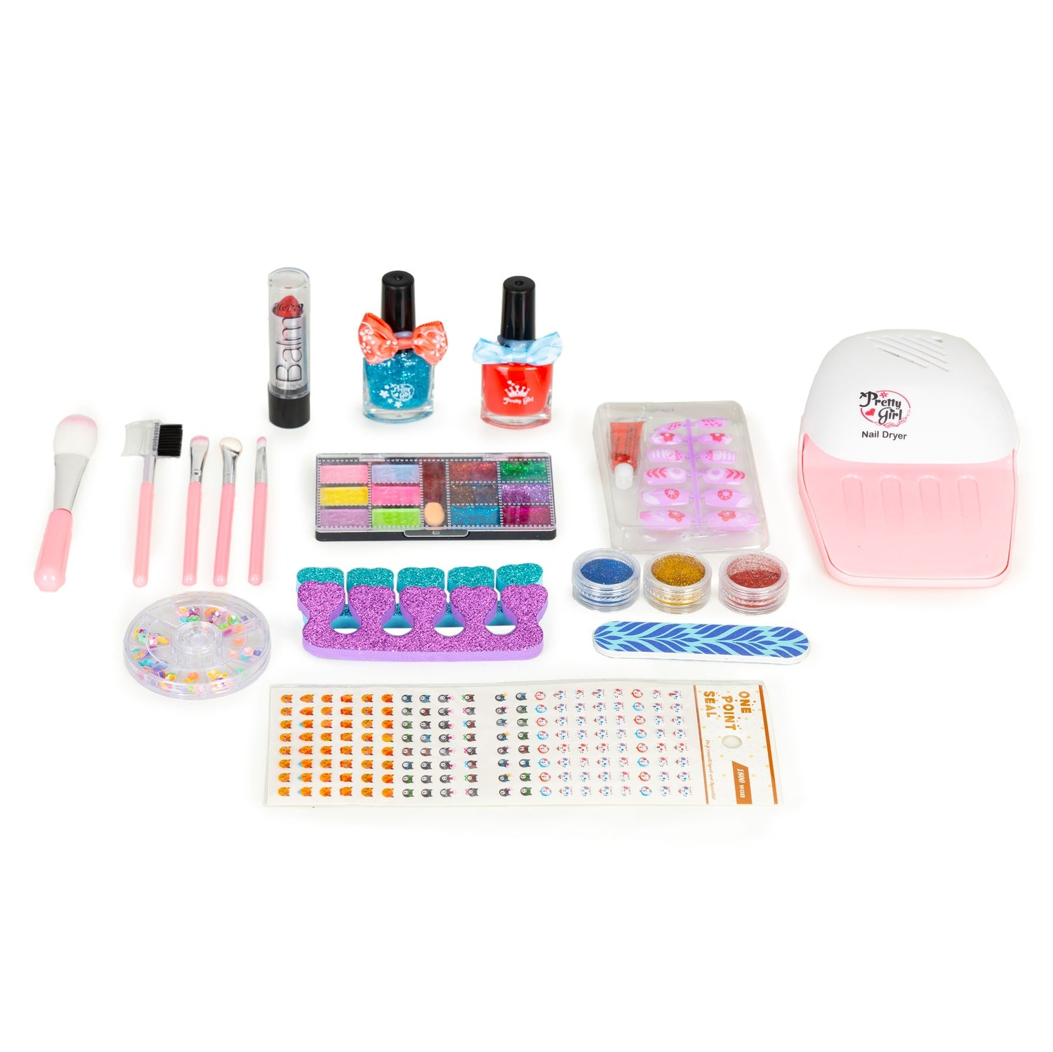Un kit de arte de uñas. Incluye esmalte, purpurina, pegatinas, pinceles, un secador de uñas y otros accesorios de belleza sobre una superficie blanca.