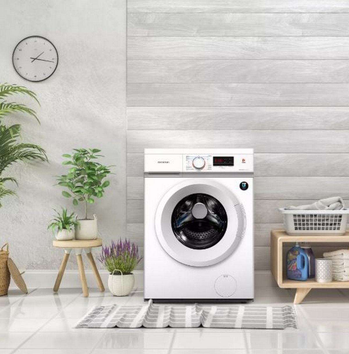 Una lavadora blanca está en un lavadero. También hay un reloj, plantas y artículos de lavandería.