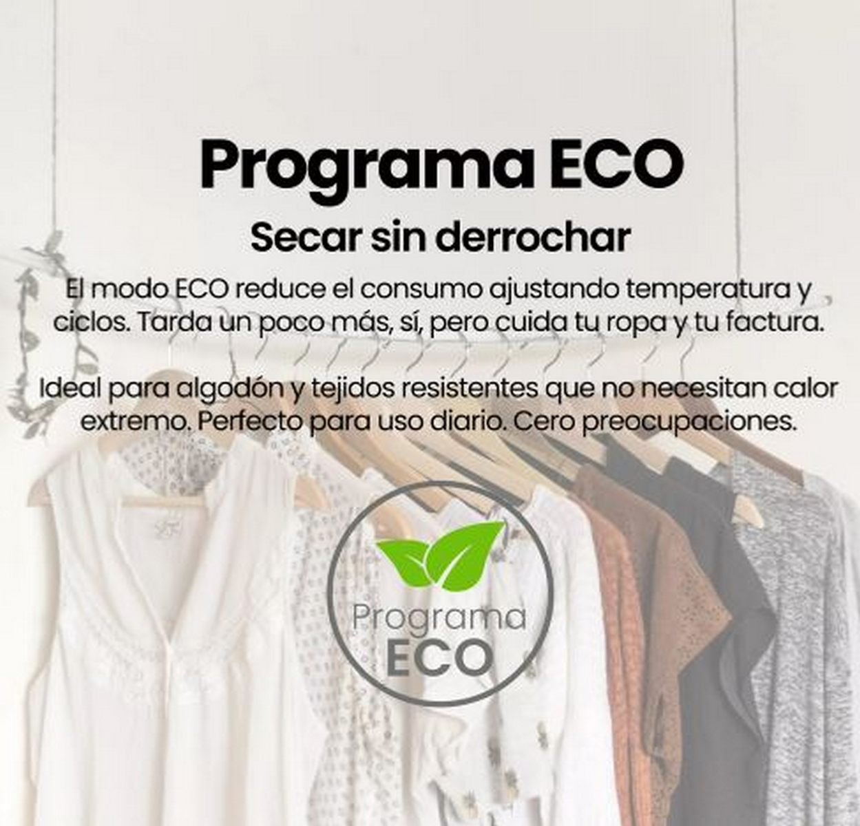 La imagen muestra texto sobre un programa Eco para secar ropa. La ropa cuelga de perchas de madera, con un logo de hojas.