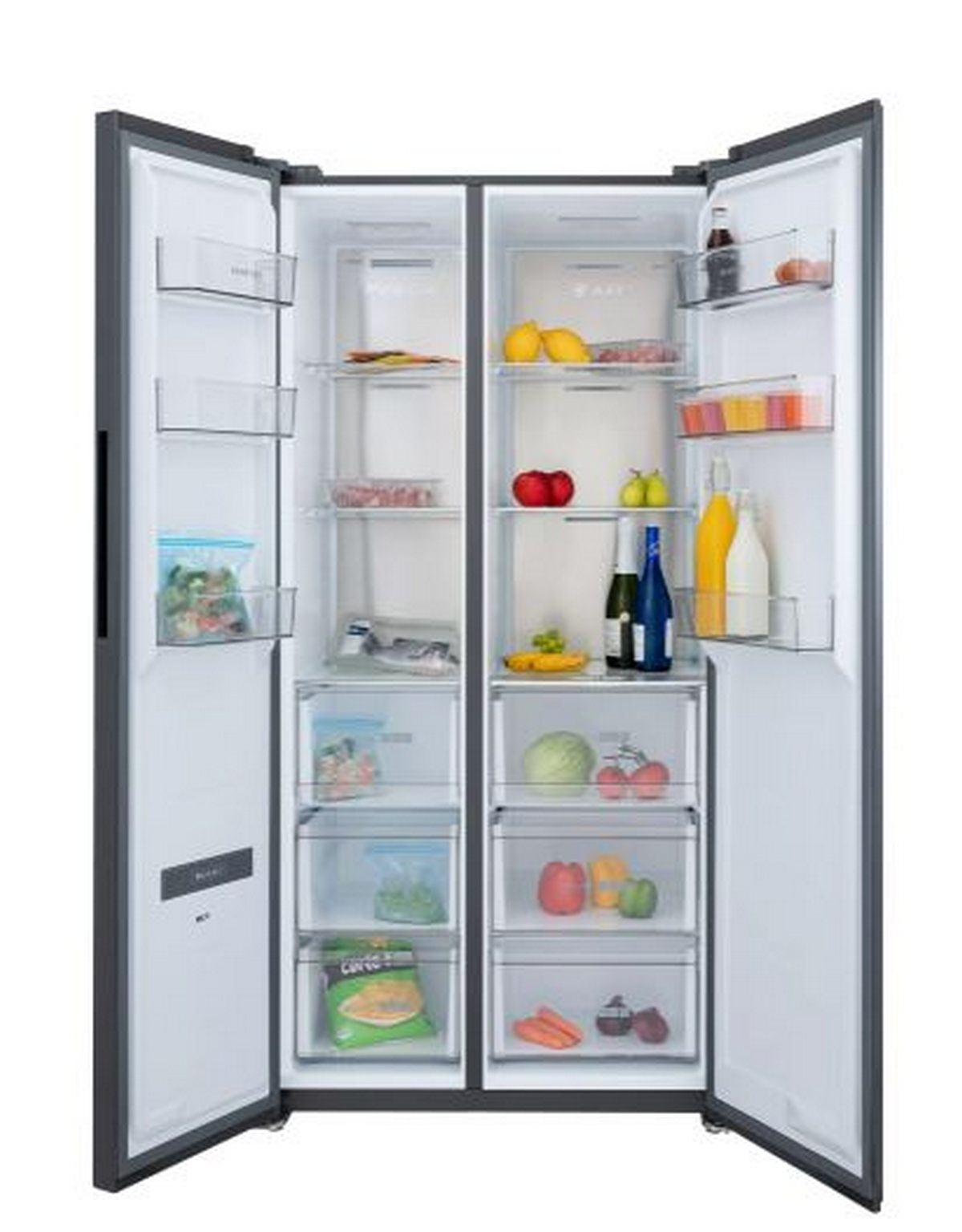 Refrigerador abierto y lleno. El contenido incluye frutas, verduras y bebidas embotelladas. Estantes y cajones organizados con varios alimentos.