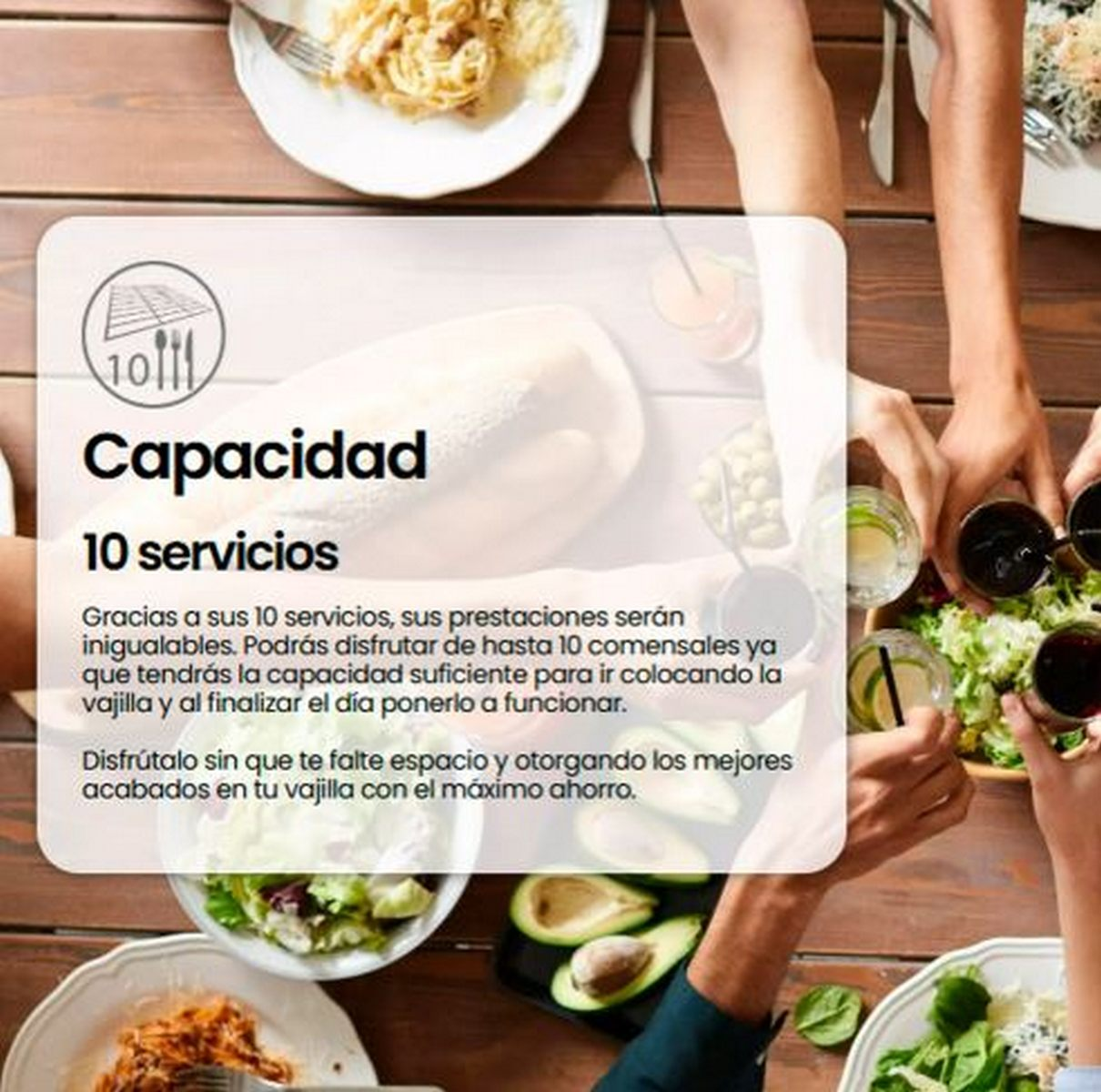 Una mesa de comedor con comida y bebida. Manos alcanzan vasos y platos con comida, incluyendo pasta, ensalada y aguacate.