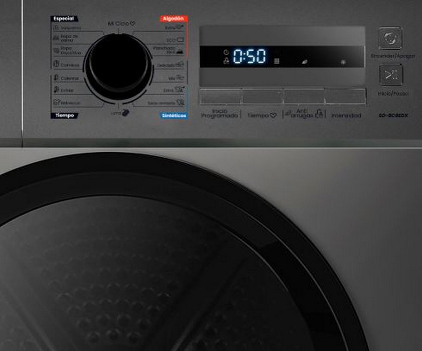 Primer plano del panel de control de una lavadora. Muestra un dial, una pantalla digital y botones. La pantalla muestra '0:50'.