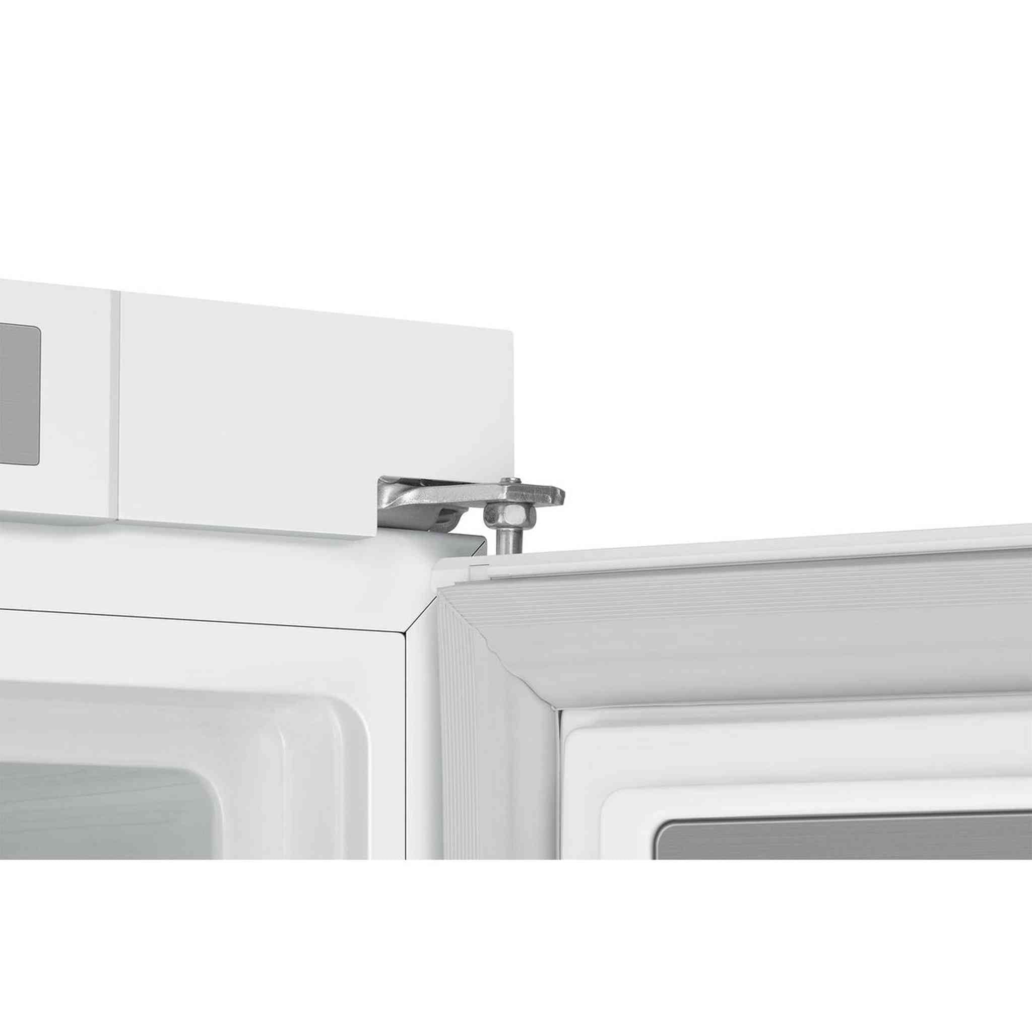 Primer plano de la bisagra de una puerta de nevera blanca, con componentes metálicos y un marco blanco, sobre un fondo blanco.