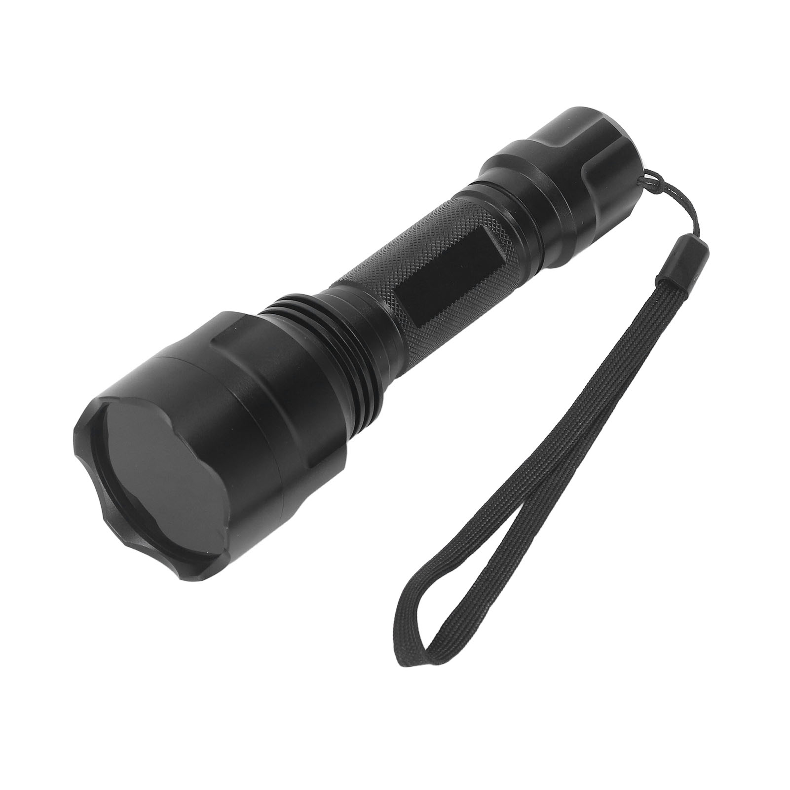 Eine schwarze Taschenlampe auf weißem Hintergrund. Sie hat eine Handschlaufe. Die Taschenlampe ist zum Betrachter geneigt.