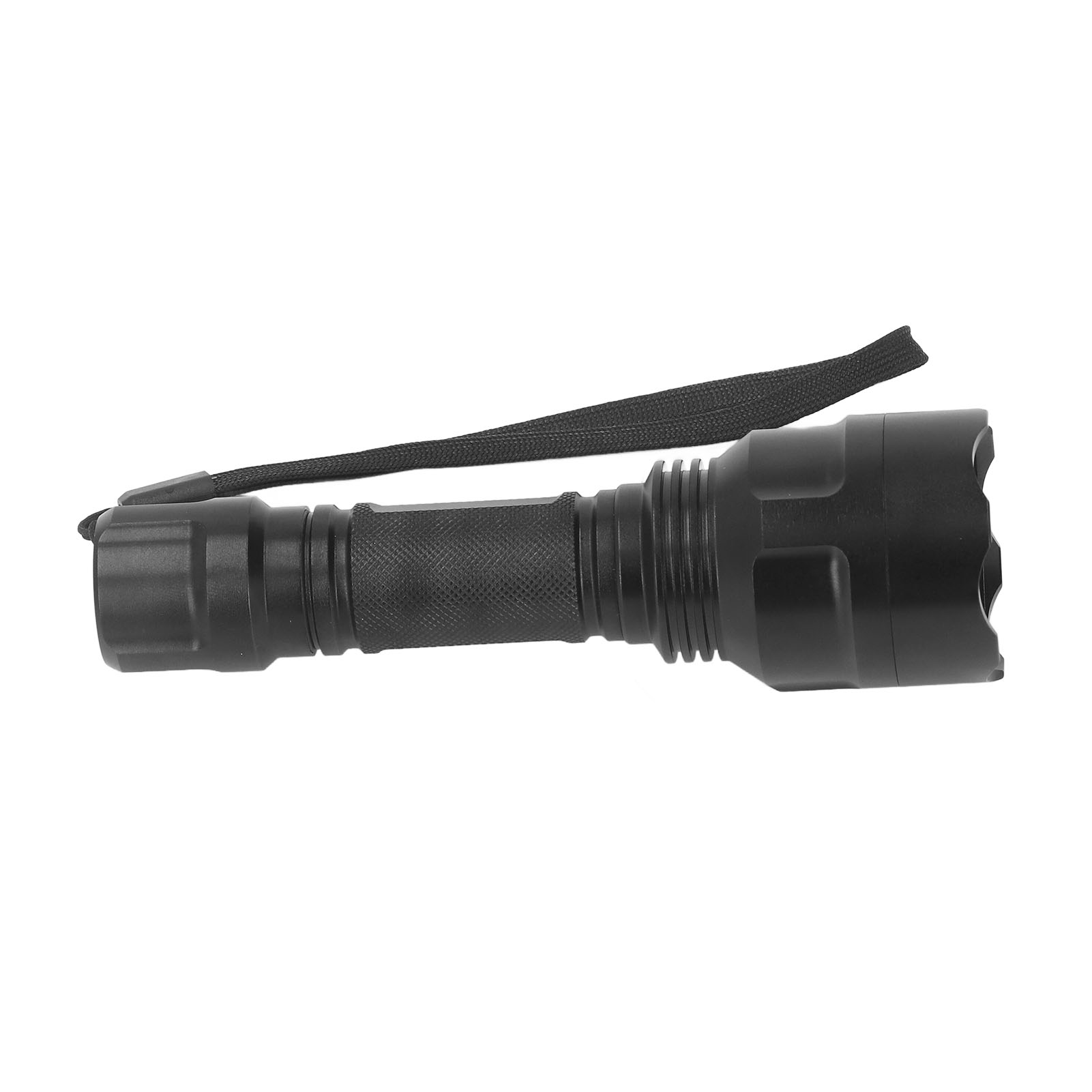 Schwarze Taschenlampe mit schwarzem Riemen vor weißem Hintergrund. Die Taschenlampe ist zylindrisch.