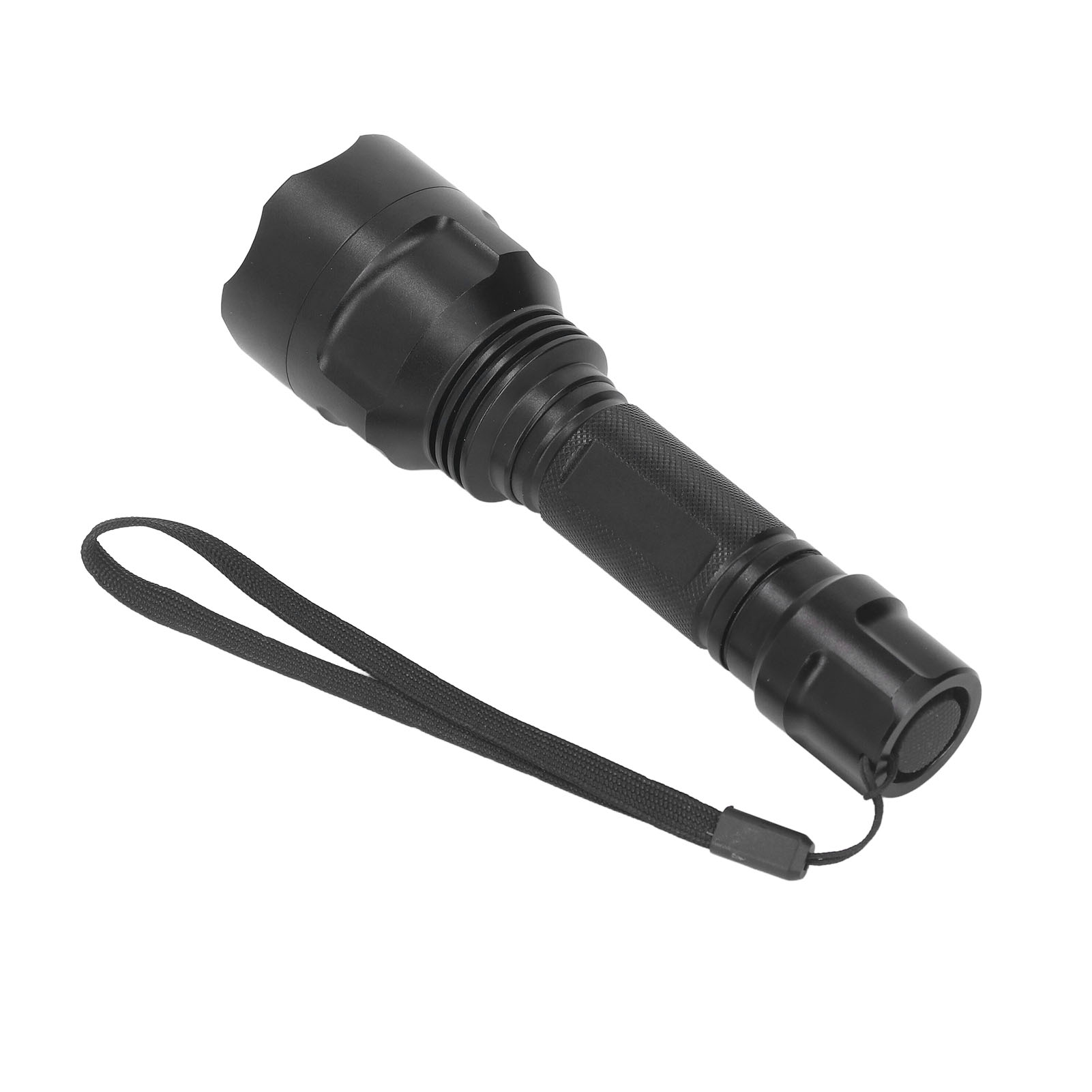 Schwarze Taschenlampe mit Handschlaufe auf weißem Hintergrund. Die Taschenlampe ist abgewinkelt und zeigt ihren Körper und ihre Linse.