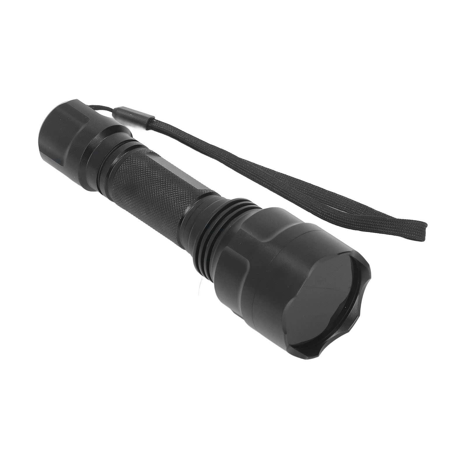 Schwarze Taschenlampe mit schwarzem Riemen, schräg auf weißem Hintergrund. Die Taschenlampe ist zylindrisch.