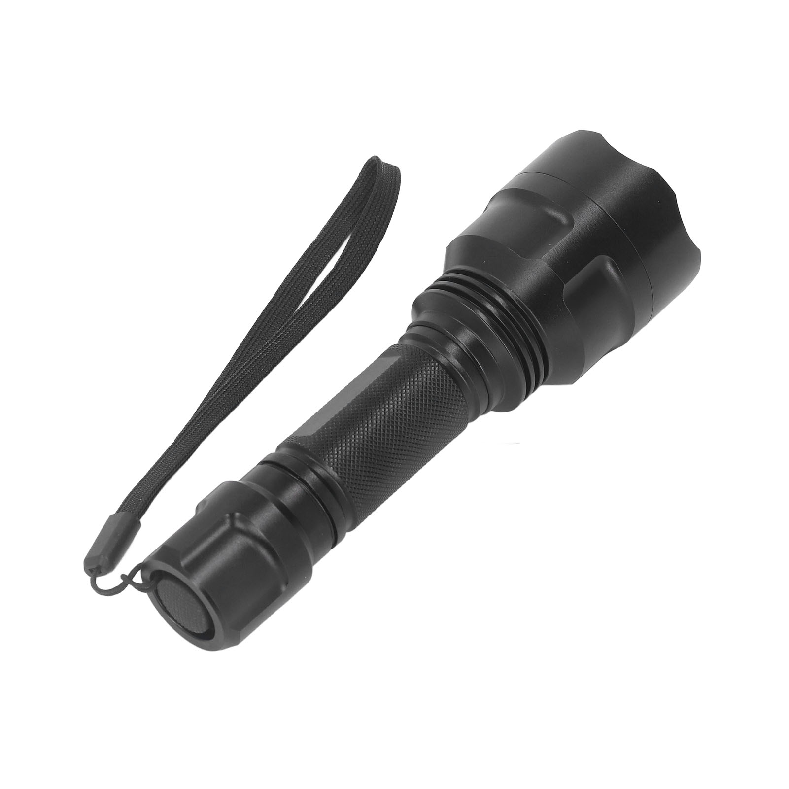 Eine schwarze Taschenlampe mit schwarzer Handschlaufe. Die Taschenlampe ist auf weißem Hintergrund.
