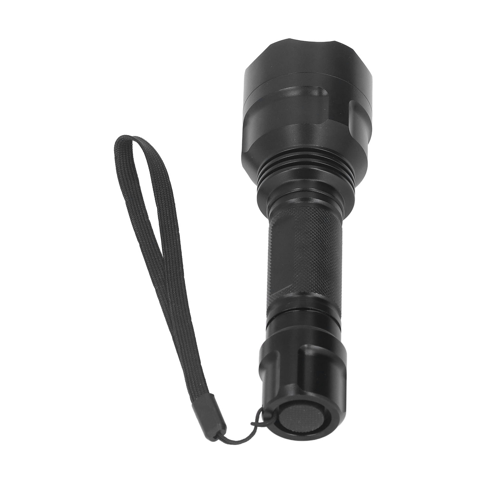 Eine schwarze Taschenlampe mit Riemen, isoliert auf Weiß. Die Taschenlampe ist zylindrisch mit strukturiertem Griff.