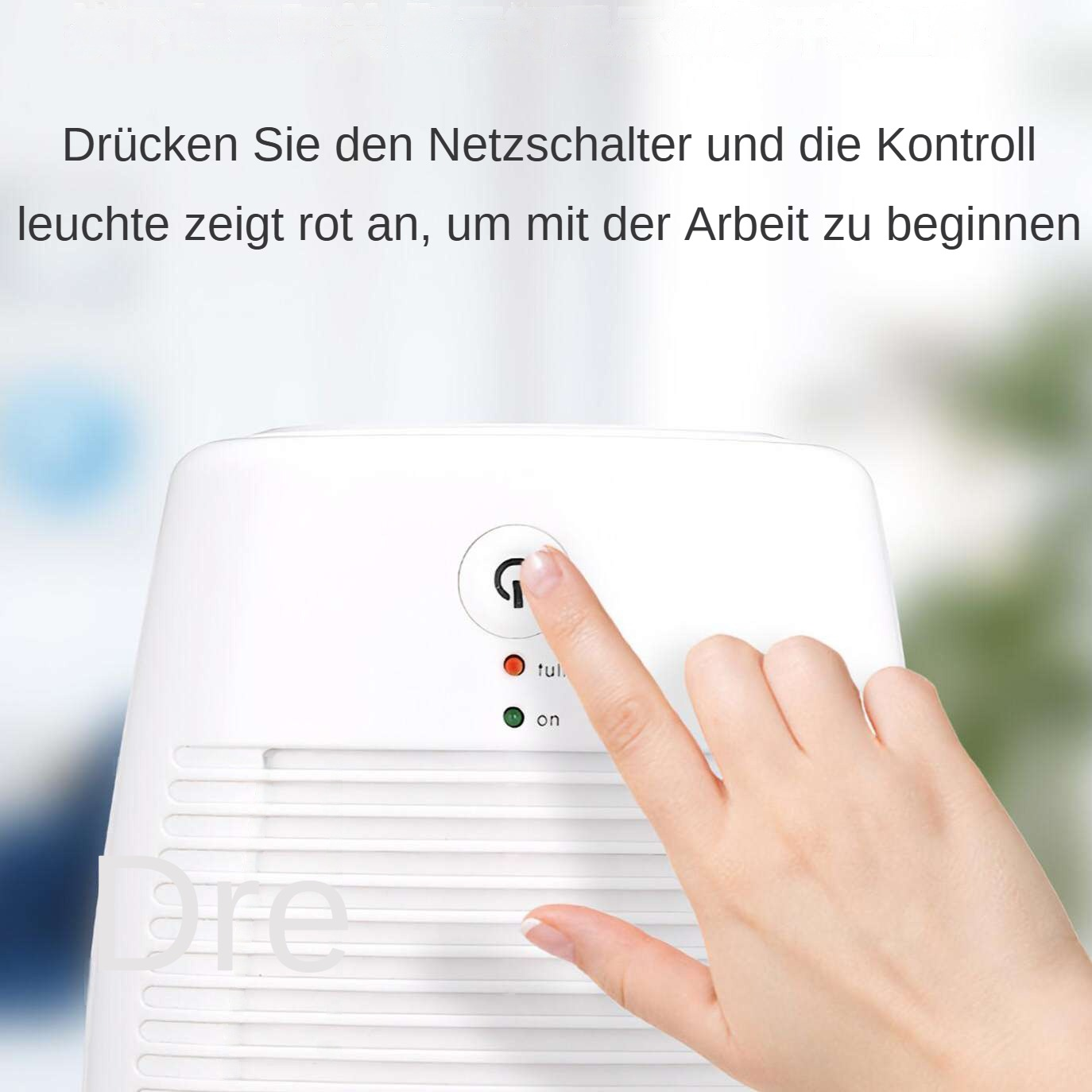 Eine Hand drückt den Netzschalter eines weißen Geräts. Ein rotes Licht zeigt den Betrieb an. Text oben sagt, den Netzschalter zu drücken.