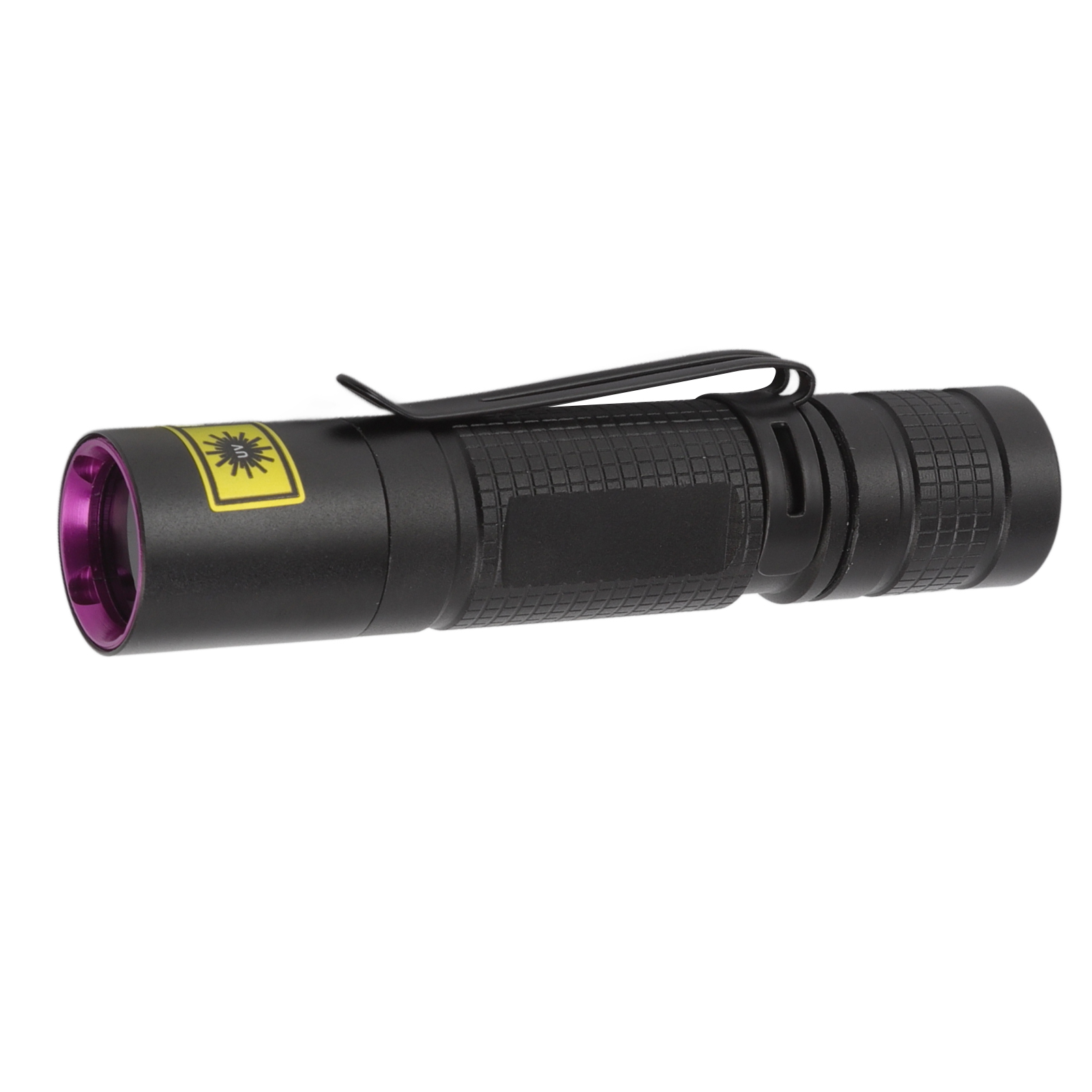 Eine schwarze Taschenlampe mit violettem Objektiv. Sie hat einen Clip und ein Warnschild. Der Hintergrund ist weiß.