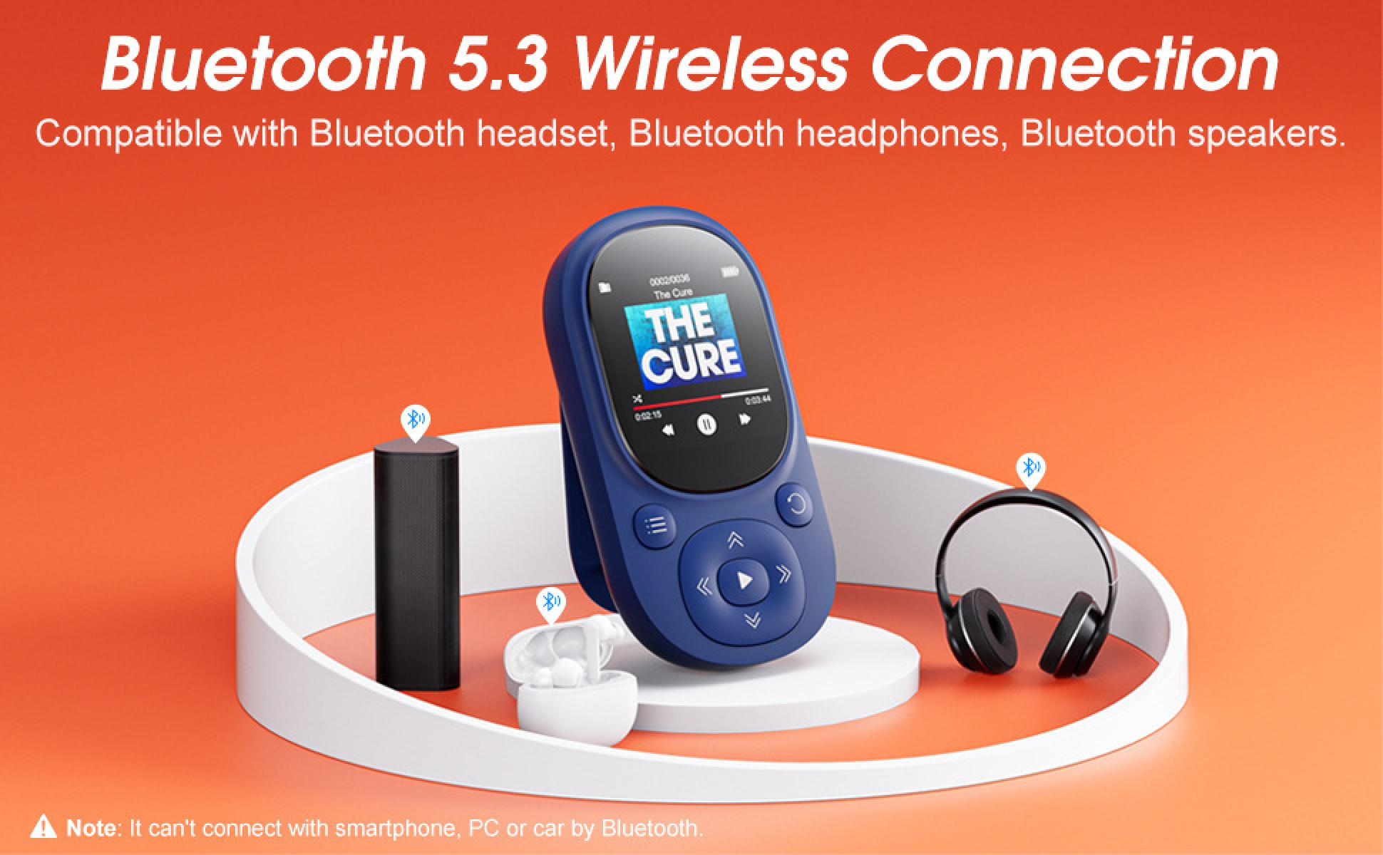 Blauer Musikplayer, schwarze Kopfhörer, weiße Ohrhörer und ein Lautsprecher auf einem weißen Tablett. Text sagt Bluetooth 5.3 Wireless Connection.