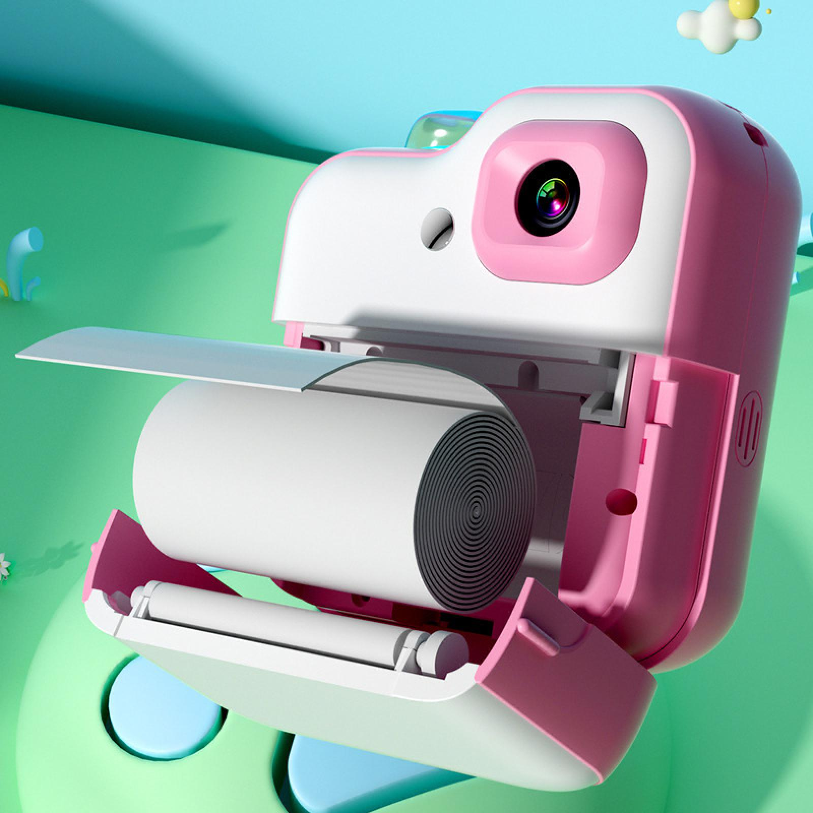Eine rosa-weiße Kamera mit einer Papierrolle im Inneren, vor einem grünen und blauen Hintergrund mit cartoonartigen Elementen.