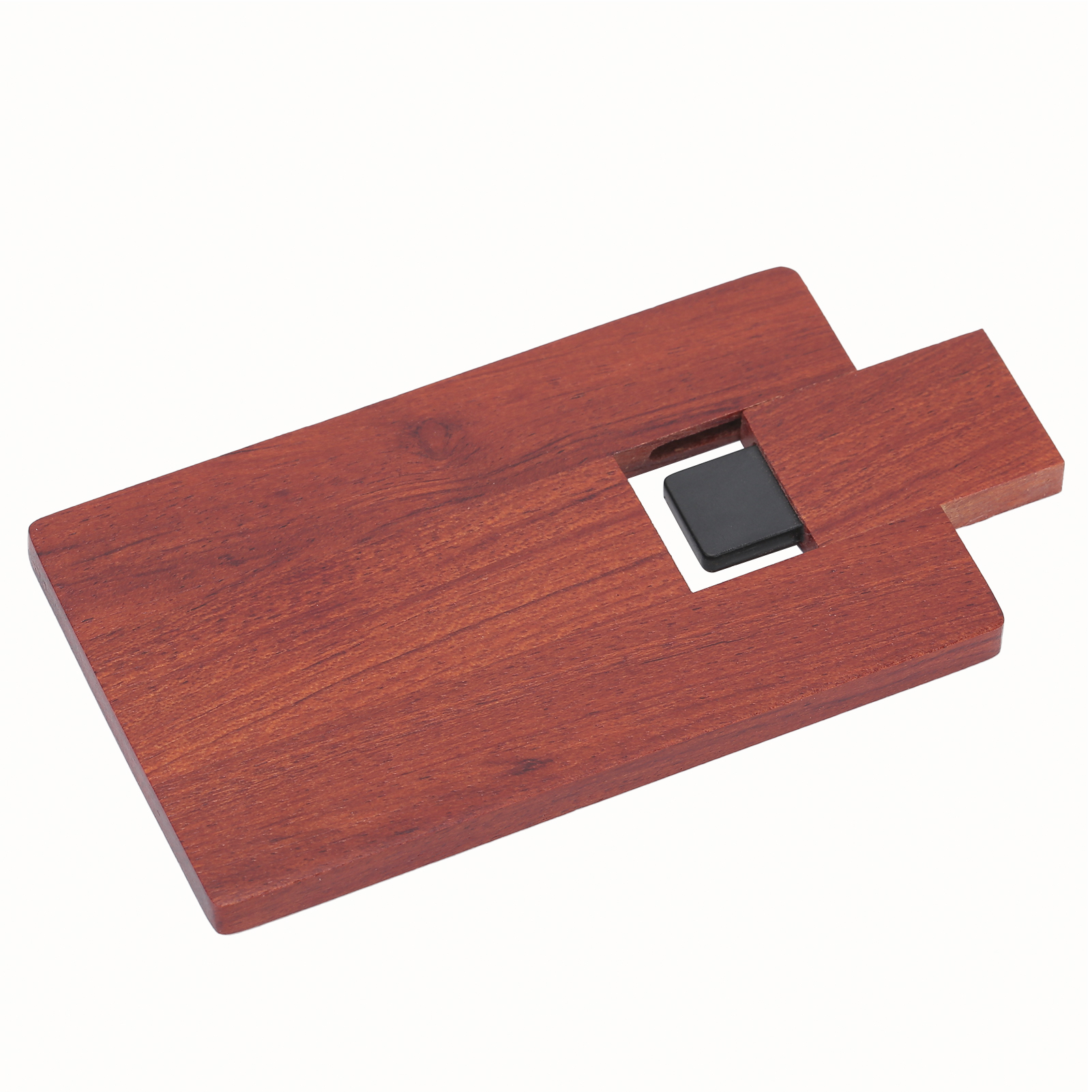 USB-Stick aus Holz mit rechteckigem Körper und einem kleinen, schwarzen quadratischen Detail, vor weißem Hintergrund.