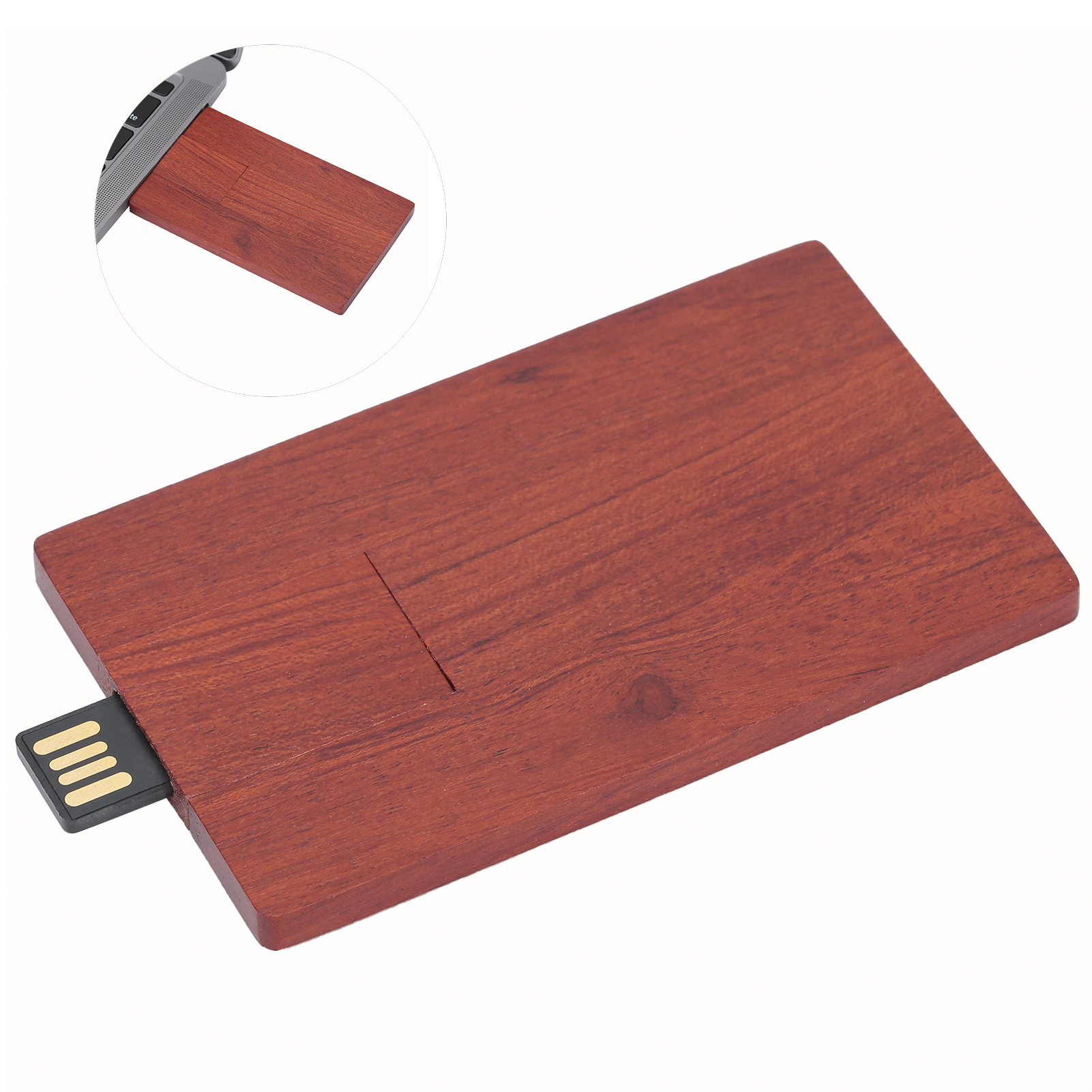 Ein USB-Stick aus Holz in einem Laptop. Der Stick ist rechteckig, rotbraun mit USB-Anschluss.