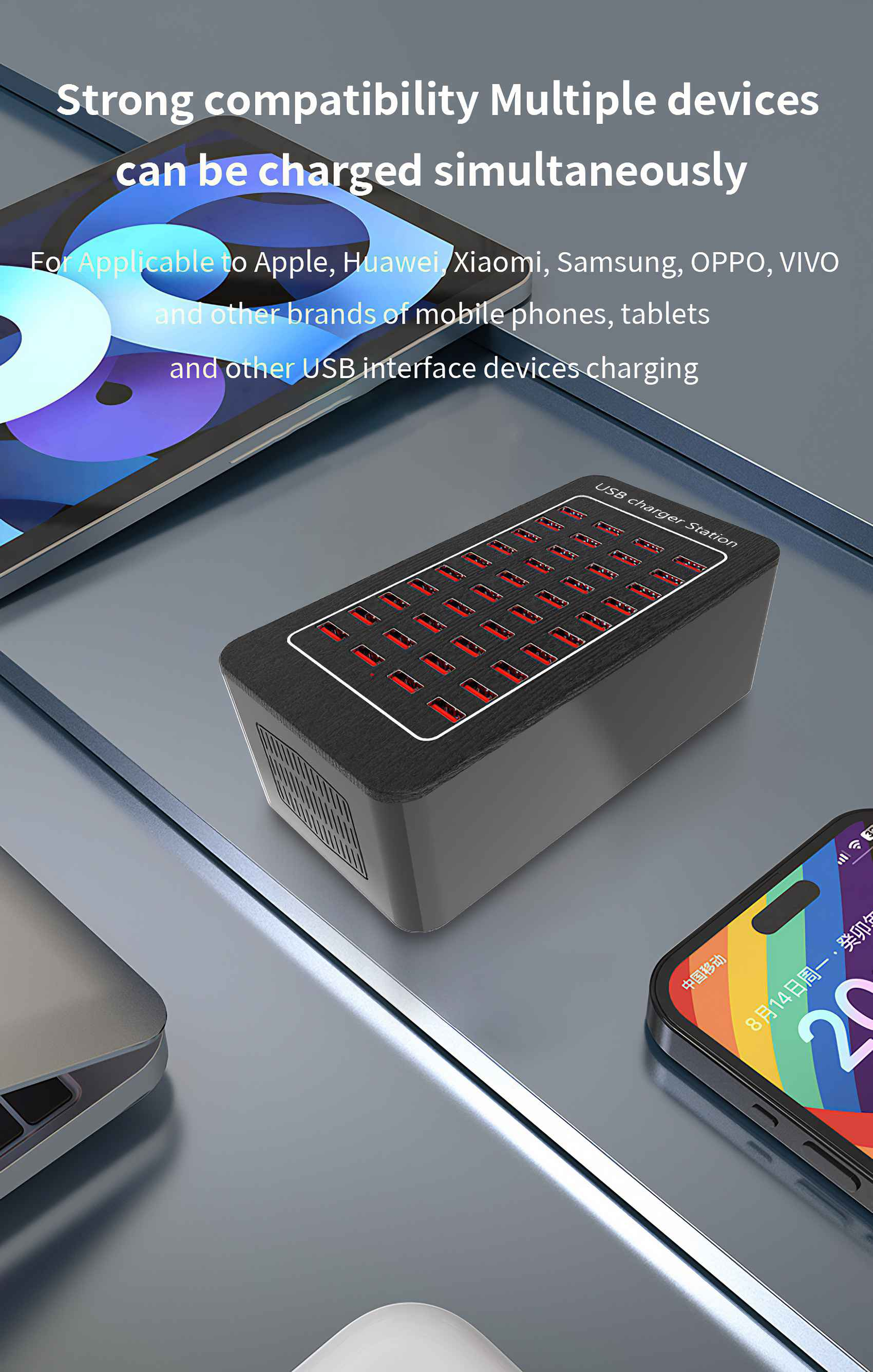 Eine Multi-USB-Ladestation mit mehreren Geräten, darunter ein Telefon und ein Tablet, befindet sich auf einer reflektierenden Oberfläche.