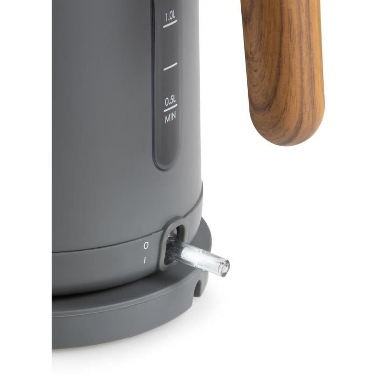 Nahaufnahme eines grauen Wasserkochers mit Holzgriff. Der Wasserstand ist angegeben, und ein transparentes Kunststoffteil ist sichtbar.