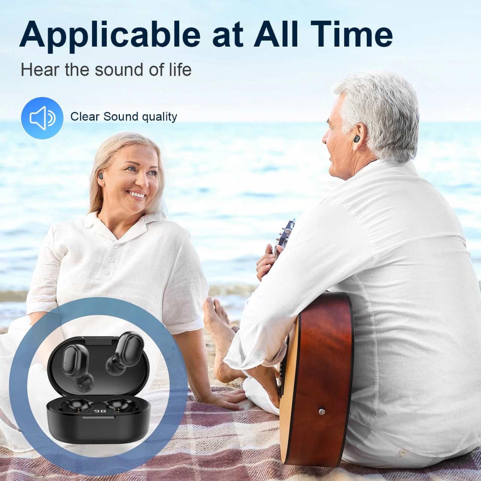 Ein älteres Ehepaar am Strand mit Ohrhörern. Einer spielt Gitarre. Kopfhörer befinden sich im Vordergrund in einem Ladecase.