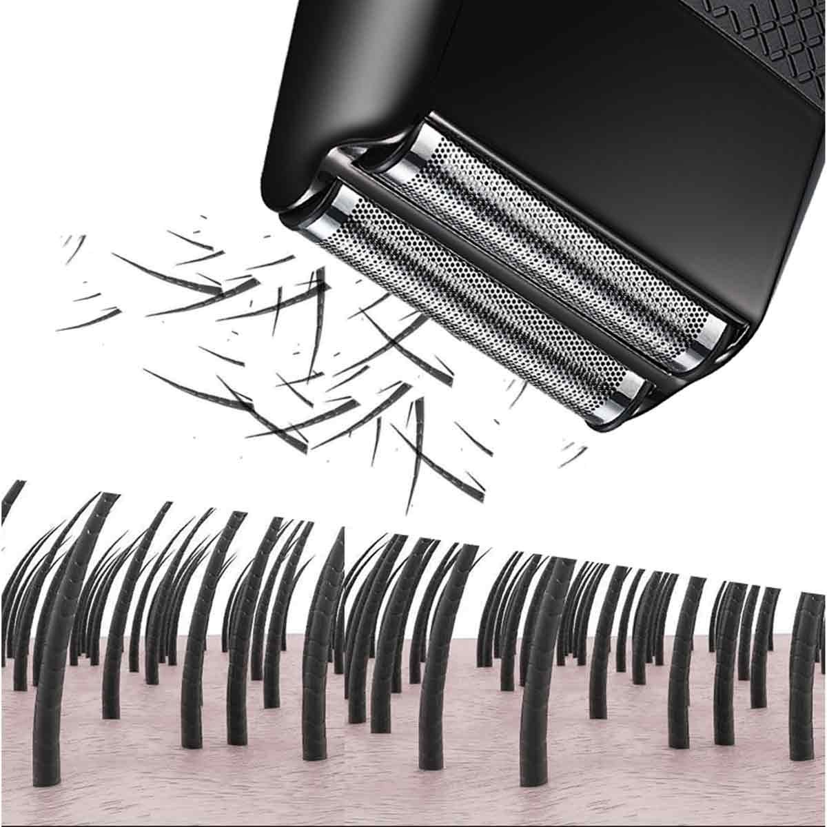 Ein schwarzer Elektrorasierer schneidet Haare. Haare werden geschnitten und fallen auf den weißen Hintergrund. Darunter ist Haut mit Haaren.