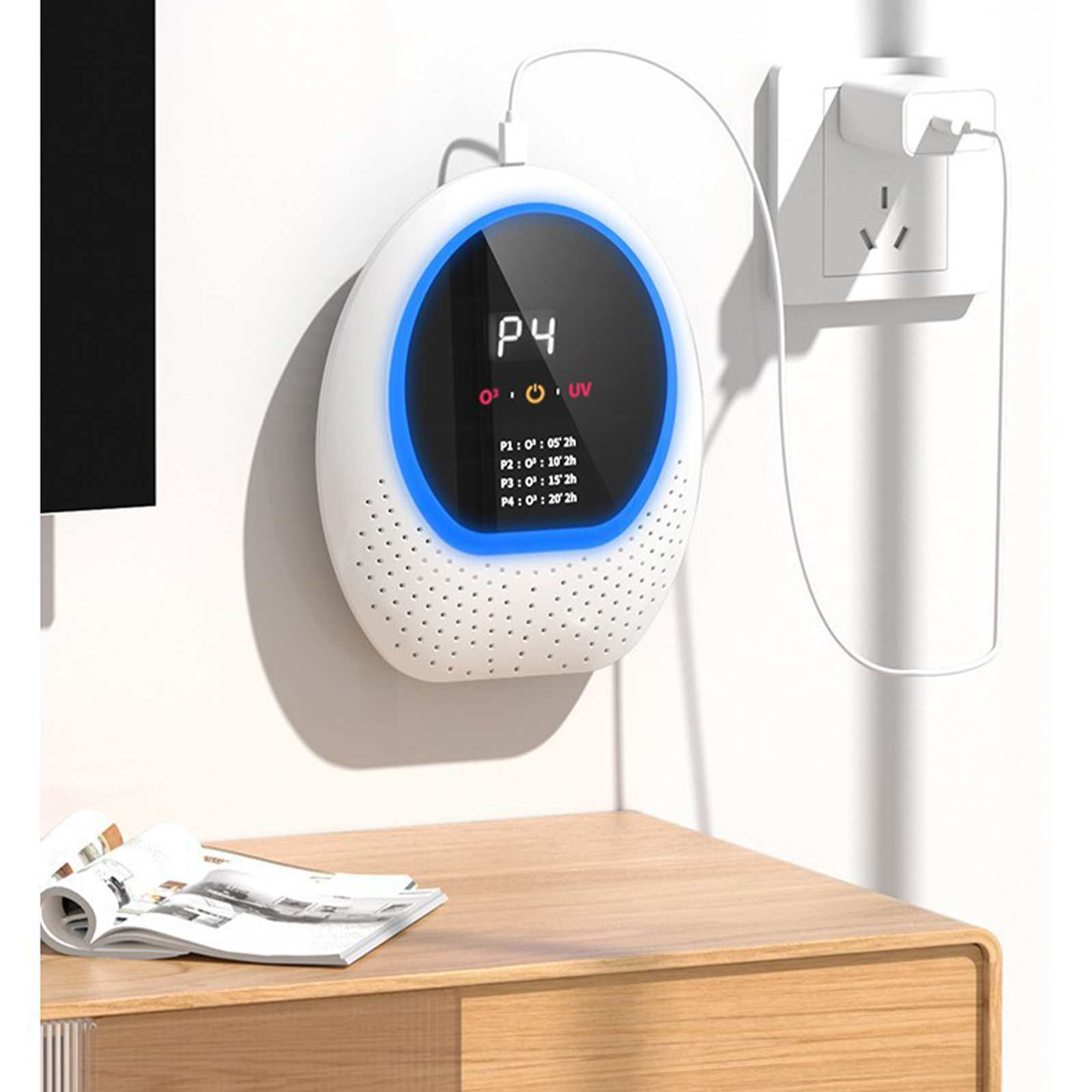 Weißer Luftreiniger an der Wand, eingesteckt. Das Display zeigt P4 und andere Einstellungen. Zeitschrift auf dem Holztisch darunter.