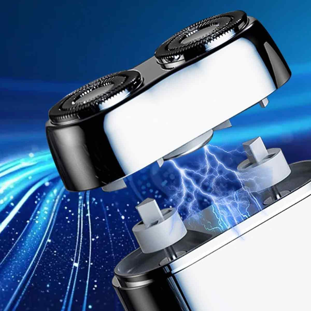 Nahaufnahme eines silber-schwarzen Elektrorasierers mit blauen elektrischen Funken, der seine inneren Komponenten zeigt.