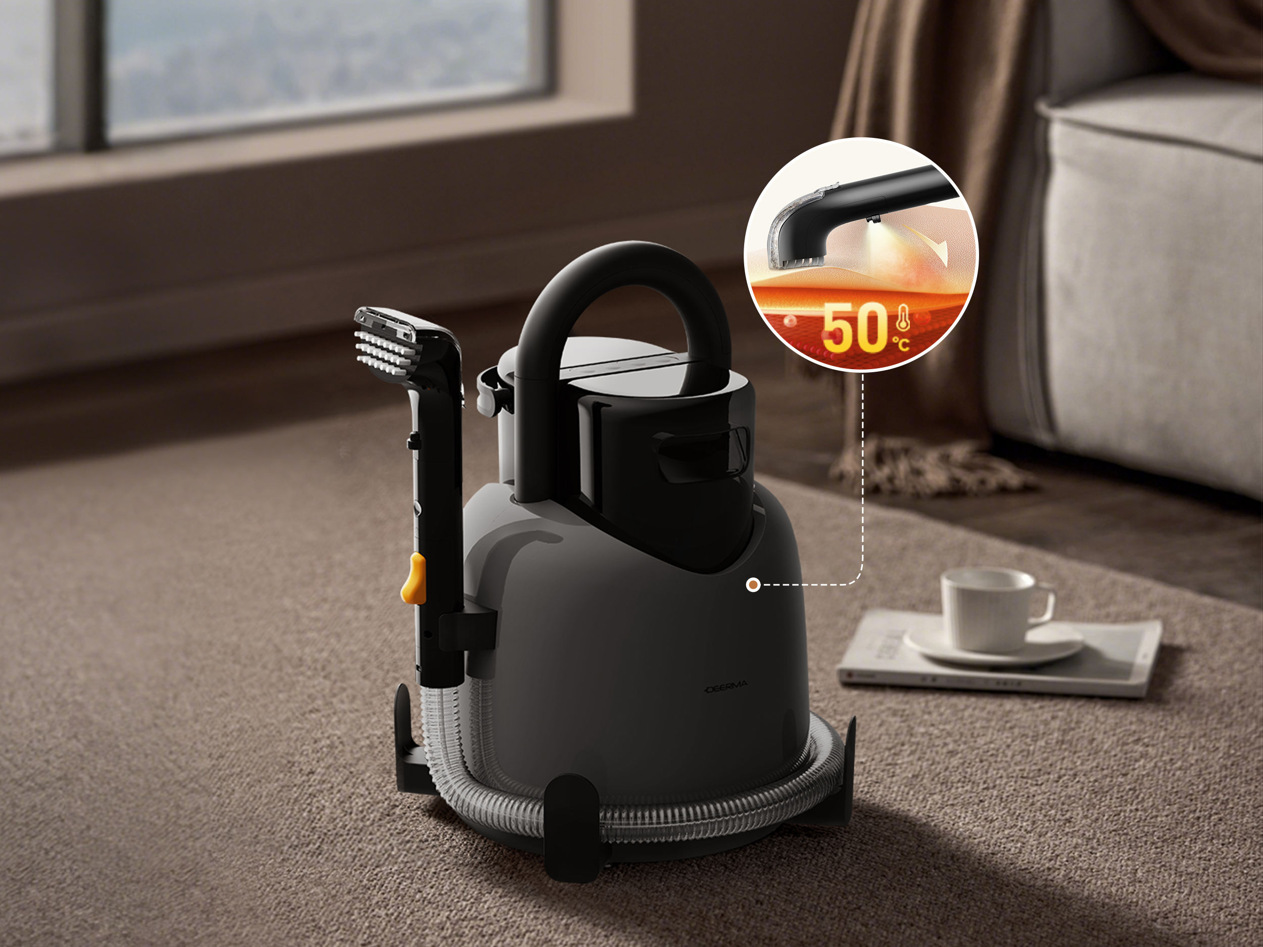 Szara myjka parowa na brązowym dywanie. Filiżanka kawy stoi na czasopiśmie. Szczegół pokazuje 50 stopni Celsjusza.