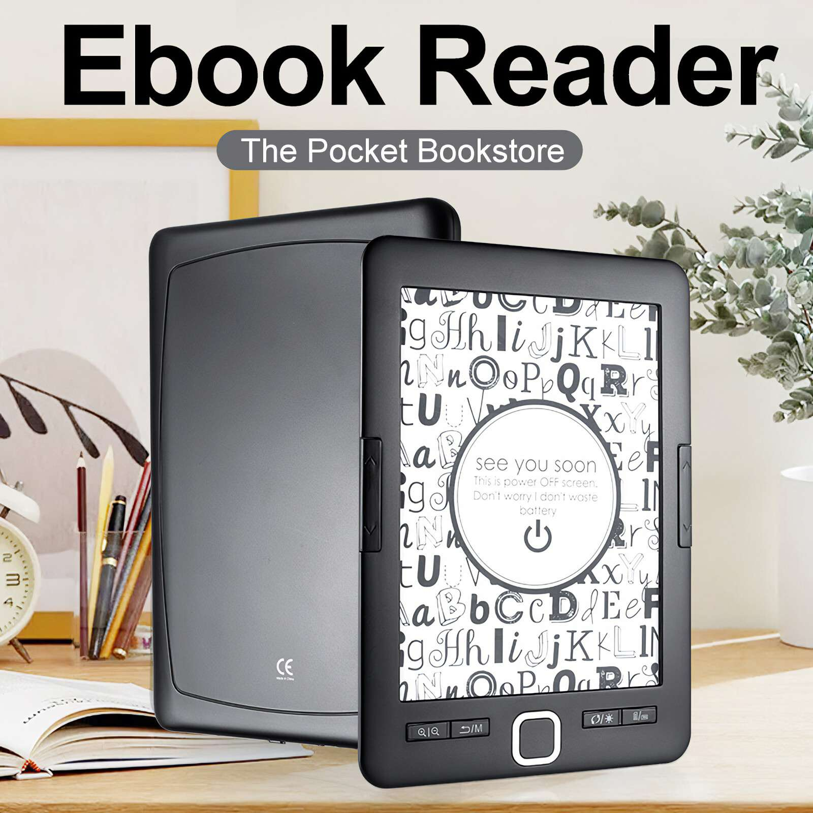 Ein E-Book-Reader mit schwarzem Cover liegt auf einem Tisch. Der Bildschirm zeigt Buchstaben an. Dahinter steht eine geschlossene Hülle.