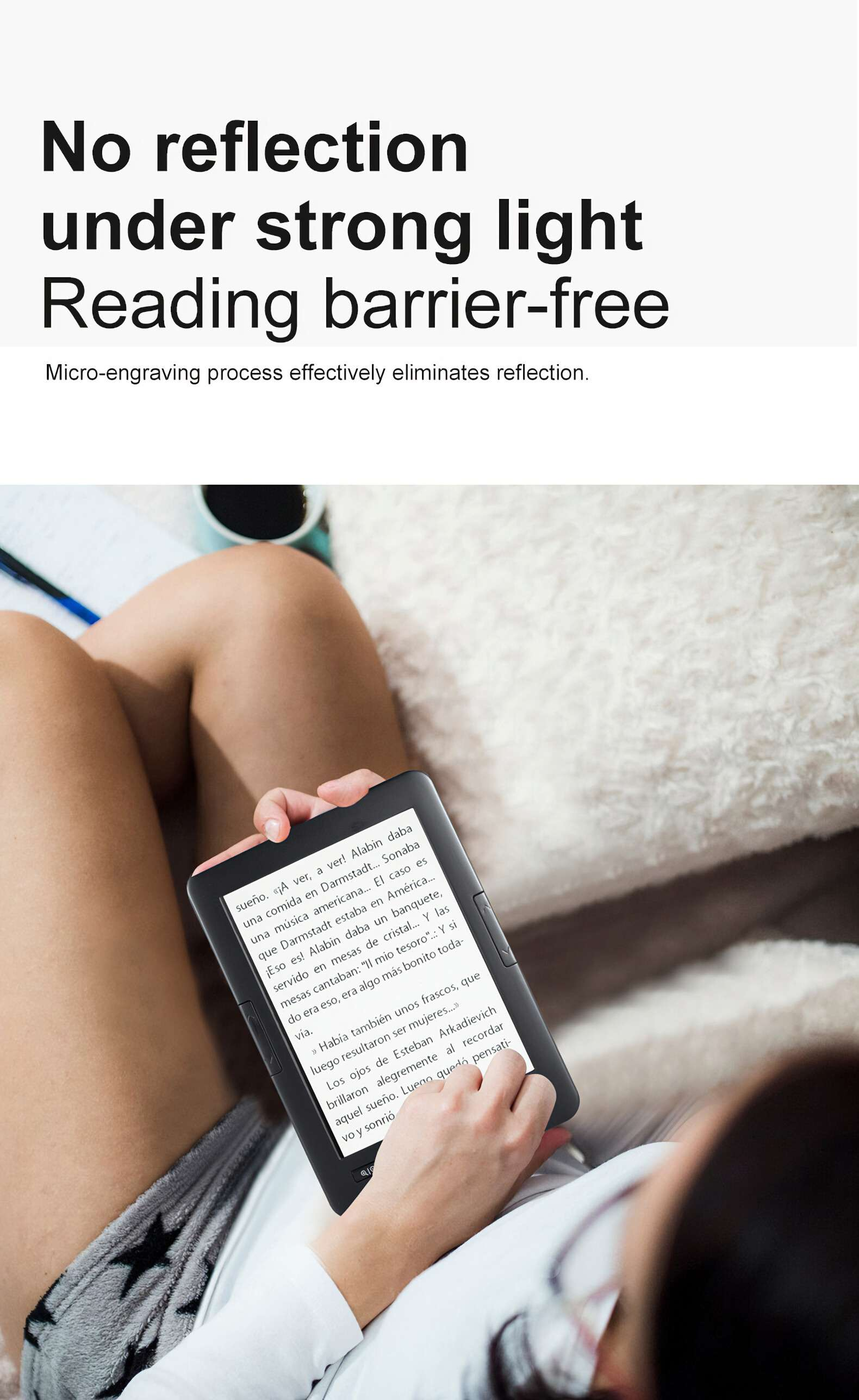 Eine Person liest einen E-Reader. Der Bildschirm zeigt Text an. Die Person trägt graue Shorts und ein weißes Hemd.