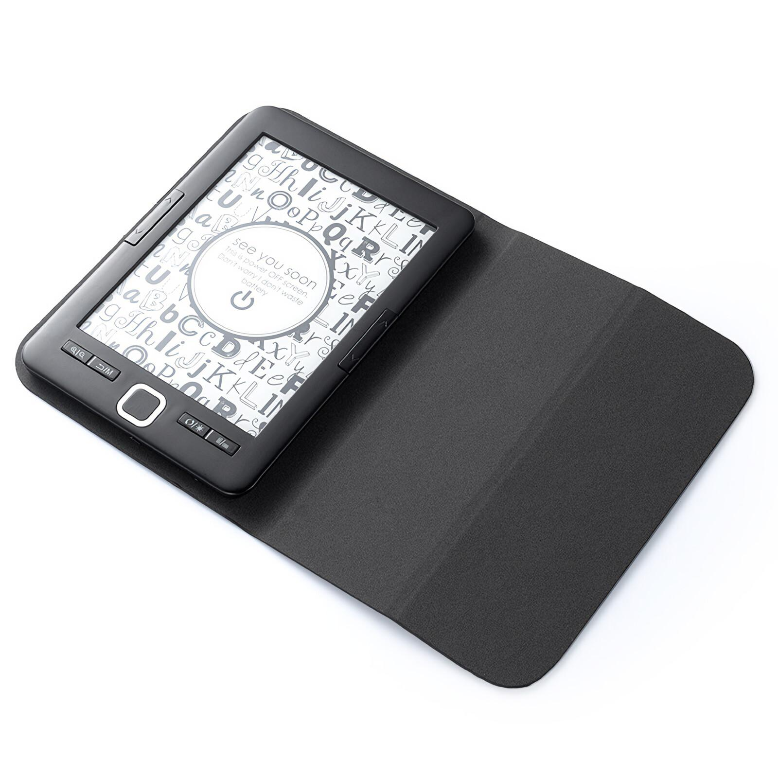 Schwarzer E-Reader auf Weiß. Der Bildschirm zeigt Buchstaben und eine Nachricht. Es ist in einer schwarzen Hülle.