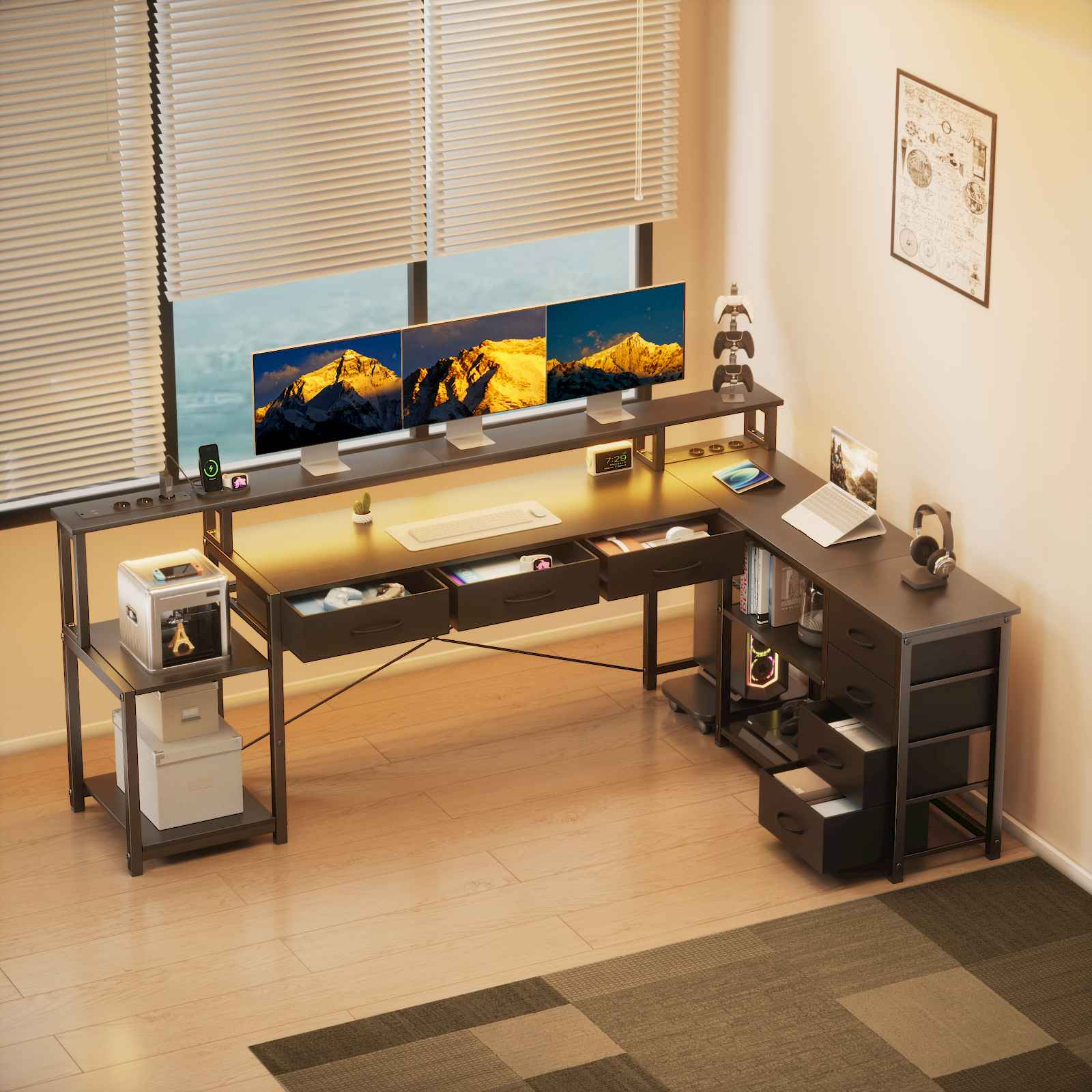 Ein großer L-förmiger Schreibtisch mit drei Monitoren, Schubladen und Regalen. Ein Fenster mit Jalousien ist sichtbar. Verschiedene elektronische Geräte sind vorhanden.