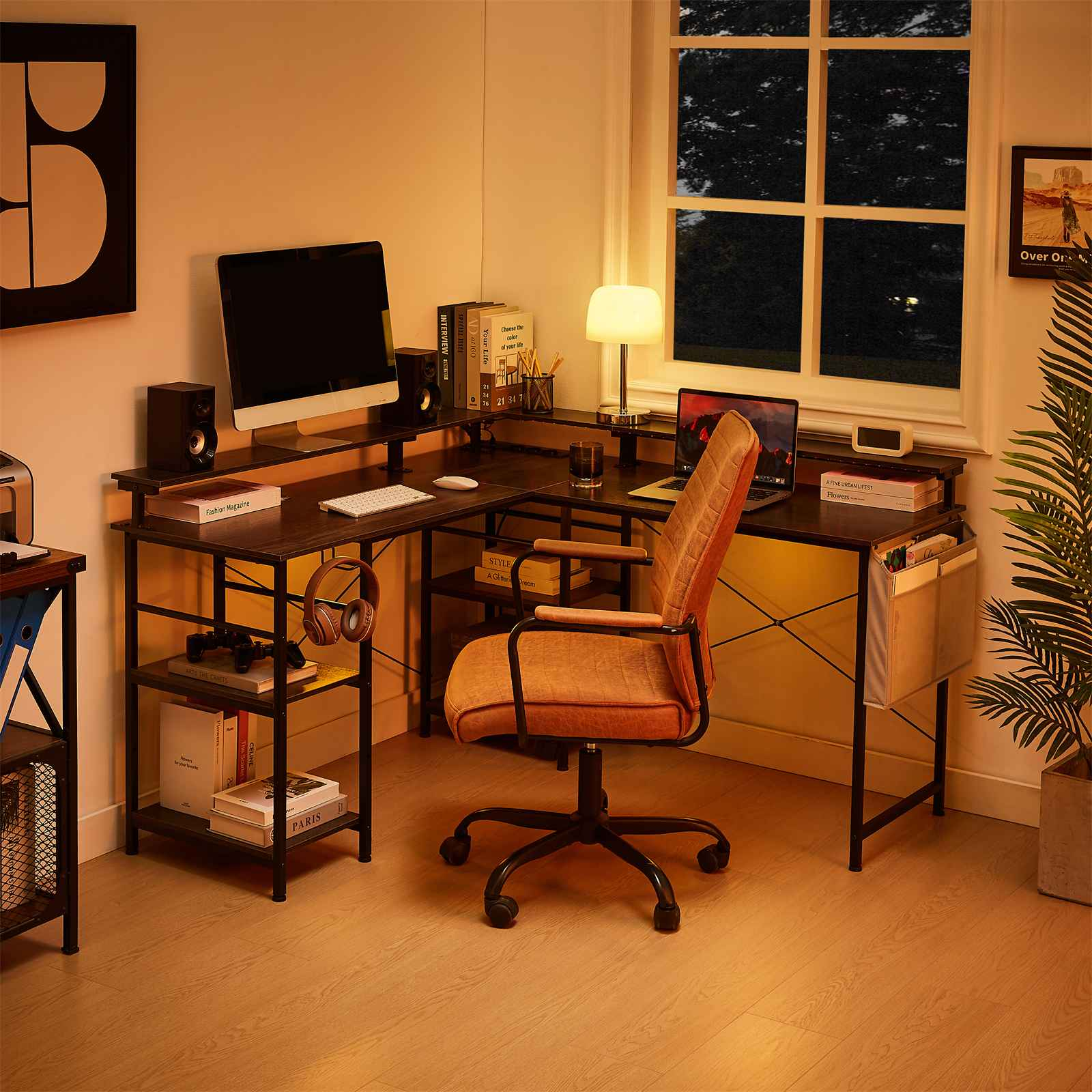 Ein Heimbüro mit Computer, Schreibtisch, Stuhl und Fenster. Bücher, Kopfhörer und eine Lampe sind vorhanden. Der Raum hat warme Beleuchtung.